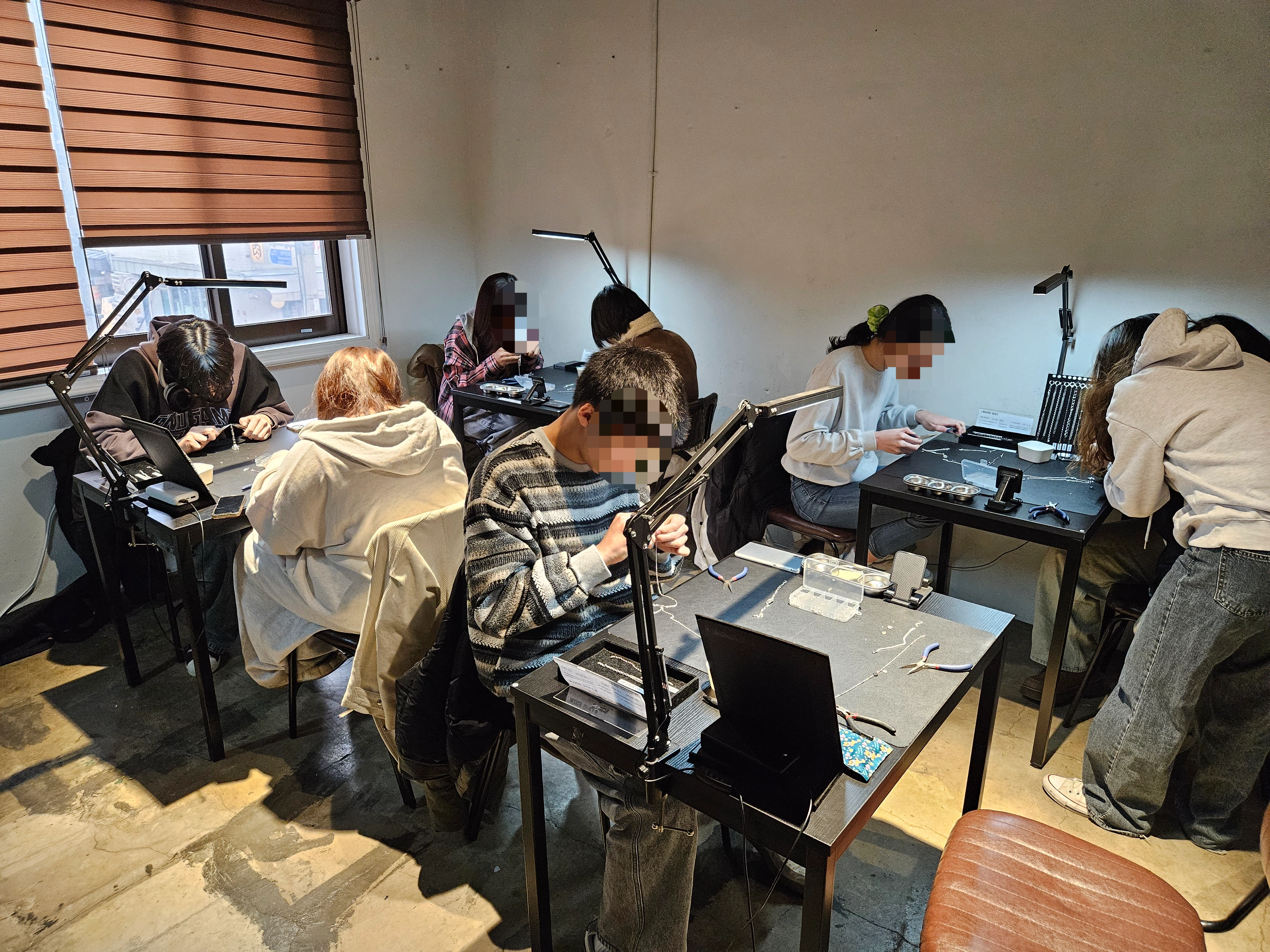 서울 은평구 학교 밖 청소년지원센터에 다니는 청소년들이 지난해 11월 연남동의 한 공방에서 문화 체험 일환으로 악세서리를 만들고 있다. 서울 은평구 학교 밖 청소년지원센터 제공