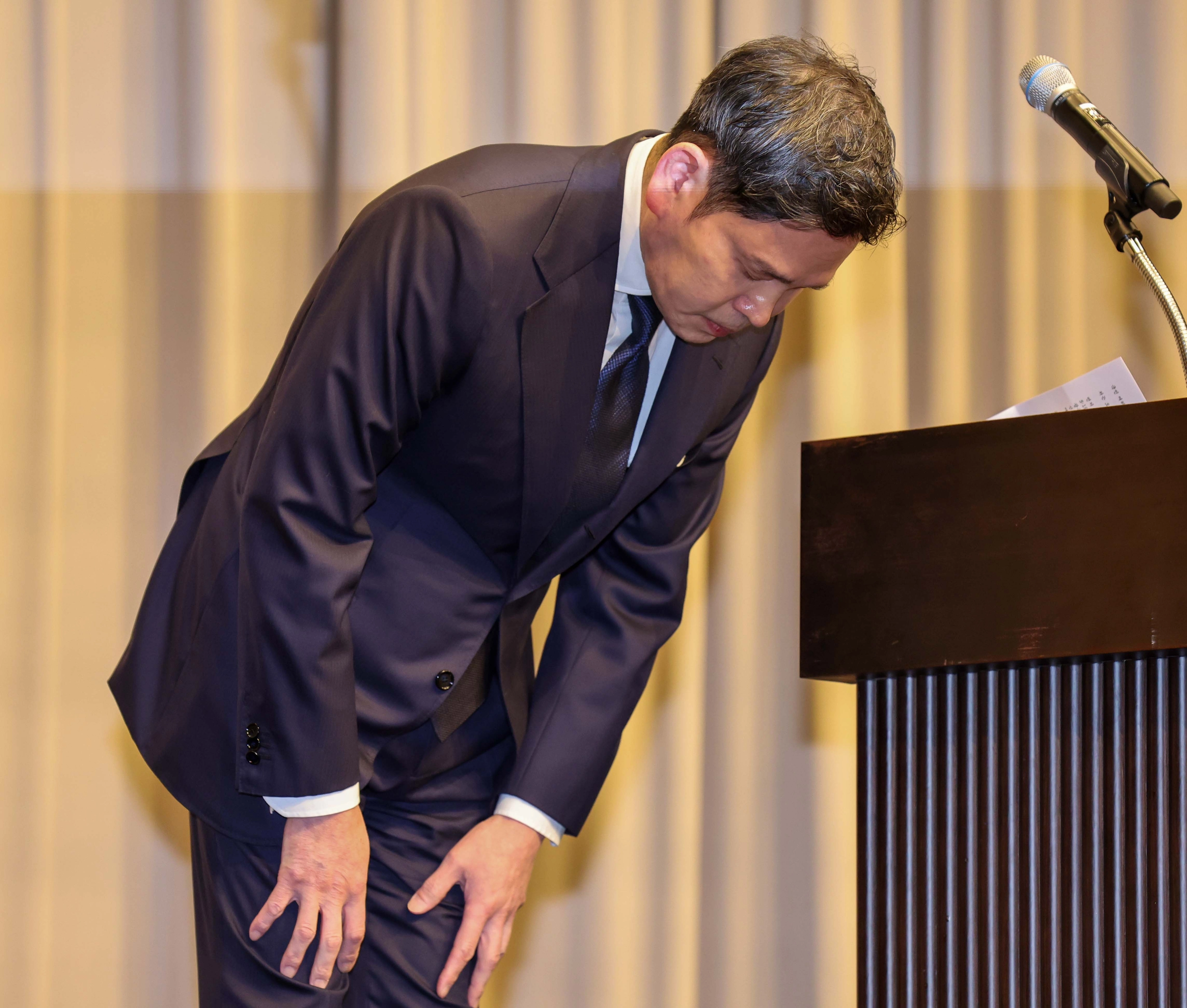 정용진 신세계그룹 회장이 26일 서울 강남구 조선팰리스 호텔에서 지난 5월 18일 진행된 스타벅스의 ‘탱크 데이’ 이벤트 논란과 관련해 고개 숙여 사과하고 있다. 2026.5.26 이지훈 기자