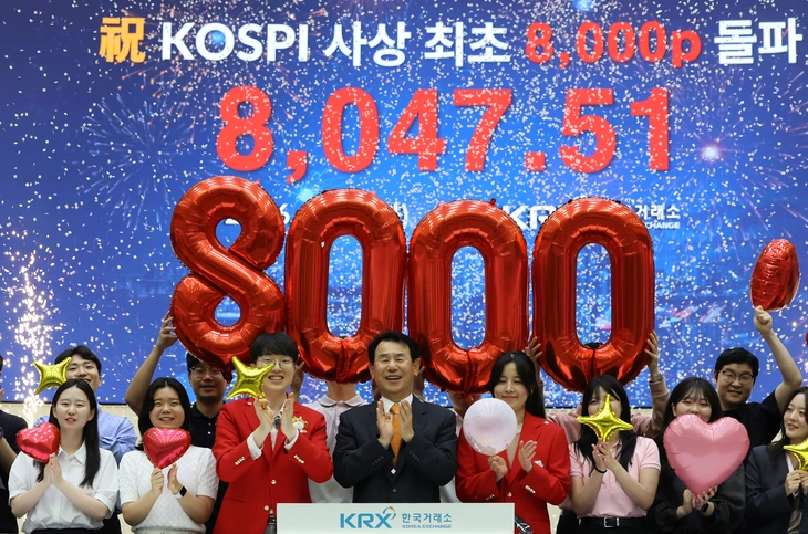 26일 서울 여의도 한국거래소가 코스피 8000포인트 돌파 기념 행사를 하고 있다.  연합뉴스
