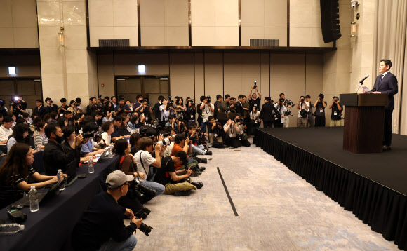 정용진 신세계그룹 회장이 26일 서울 강남구 조선팰리스 호텔에서 스타벅스 ‘탱크데이’ 논란과 관련 사과문을 발표하고 있다. 2026.5.26 연합뉴스