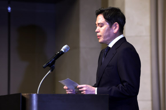 정용진 신세계그룹 회장이 26일 서울 강남구 조선팰리스 호텔에서 스타벅스 ‘탱크데이’ 논란과 관련 사과문을 발표하고 있다. 2026.5.26 연합뉴스