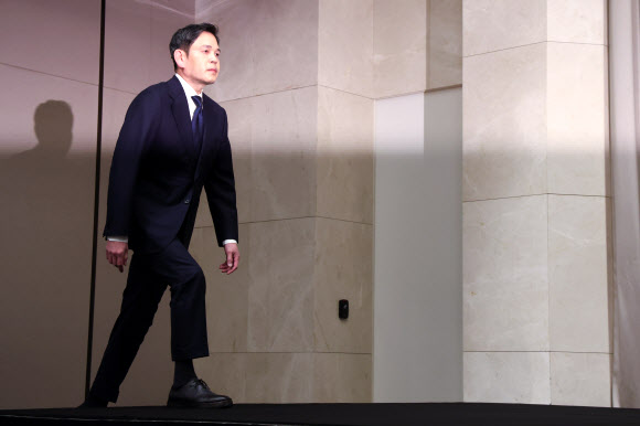 정용진 신세계그룹 회장이 26일 서울 강남구 조선팰리스 호텔에서 스타벅스의 ‘탱크데이’ 논란과 관련해 대국민 사과를 하기 위해 단상에 오르고 있다. 2026.5.26 연합뉴스