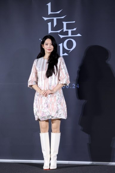 배우 신민아가 26일 서울 용산구 CGV 용산아이파크몰에서 열린 영화 ‘눈동자’ 제작보고회에서 포즈를 취하고 있다. 2026.5.26  연합뉴스