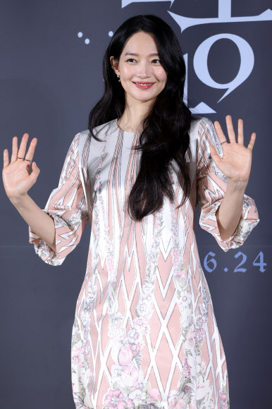 배우 신민아가 26일 서울 용산구 CGV 용산아이파크몰에서 열린 영화 ‘눈동자’ 제작보고회에서 포즈를 취하고 있다. 2026.5.26  연합뉴스