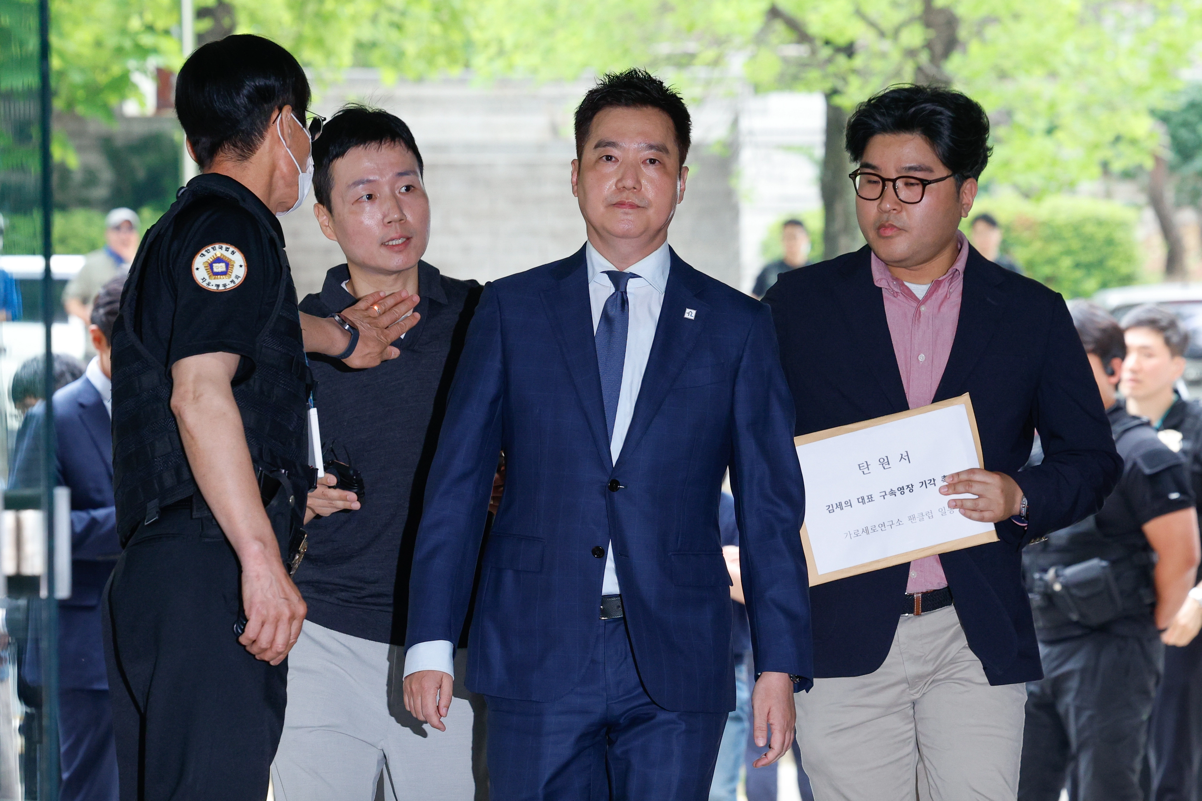 김세의 가로세로연구소 대표가 26일 오전 서울 서초구 중앙지방법원에서 성폭력범죄의 처벌 등에 관한 특례법 위반(카메라 등 이용 촬영·반포 등) 및 명예훼손 등 혐의와 관련 구속 전 피의자 심문(영장실질심사)에 출석하고 있다. 2026.5.26 뉴스1
