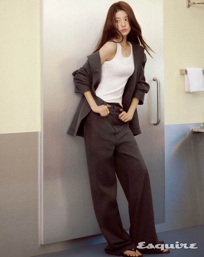 사진=에스콰이어 코리아 SNS 캡처