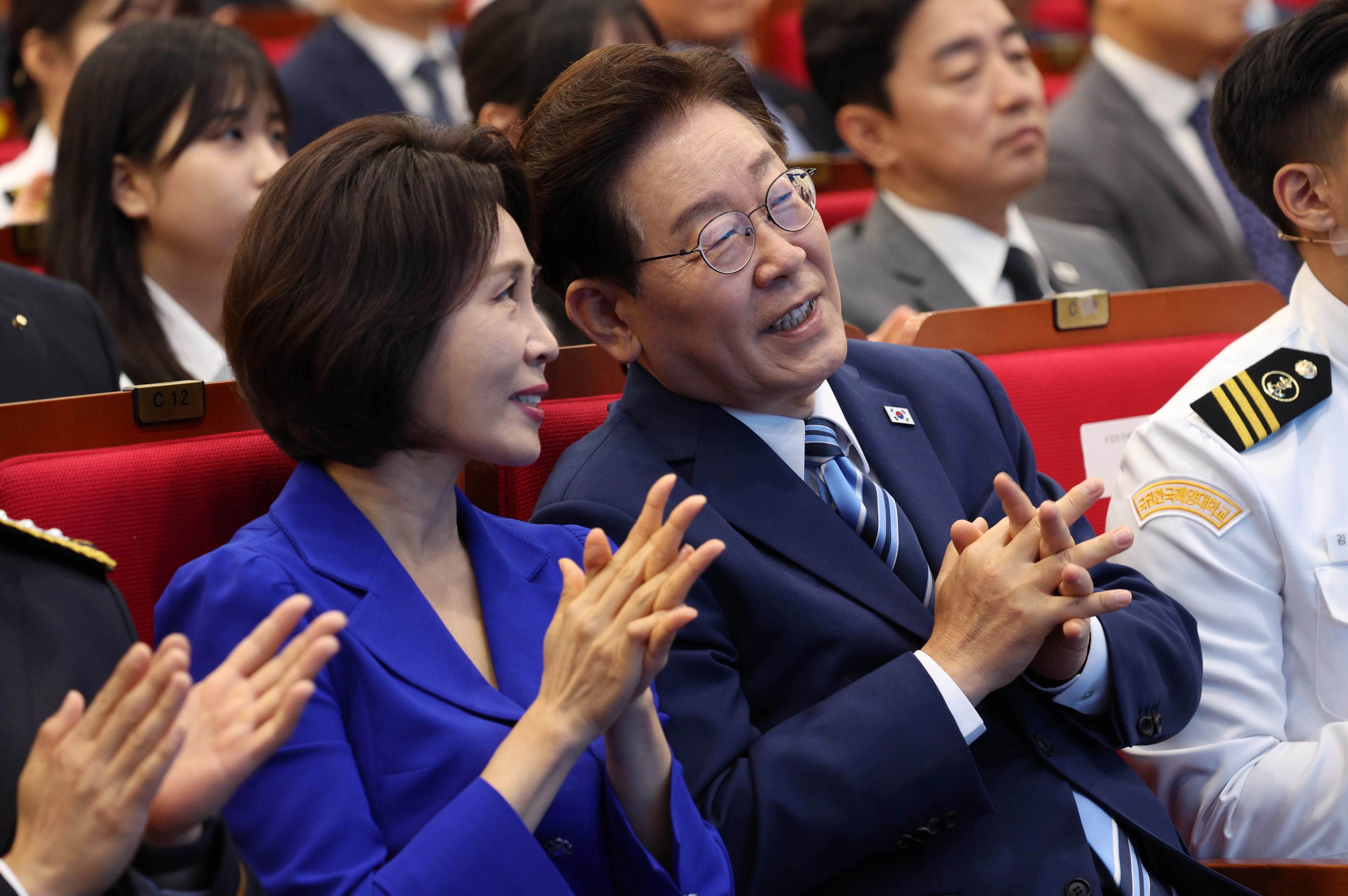 바다의 날 기념식 참석한 이재명 대통령 부부  이재명 대통령과 김혜경 여사가 27일 부산 영도구에서 열린 제31회 바다의 날 기념식에서 대화하고 있다. 연합뉴스