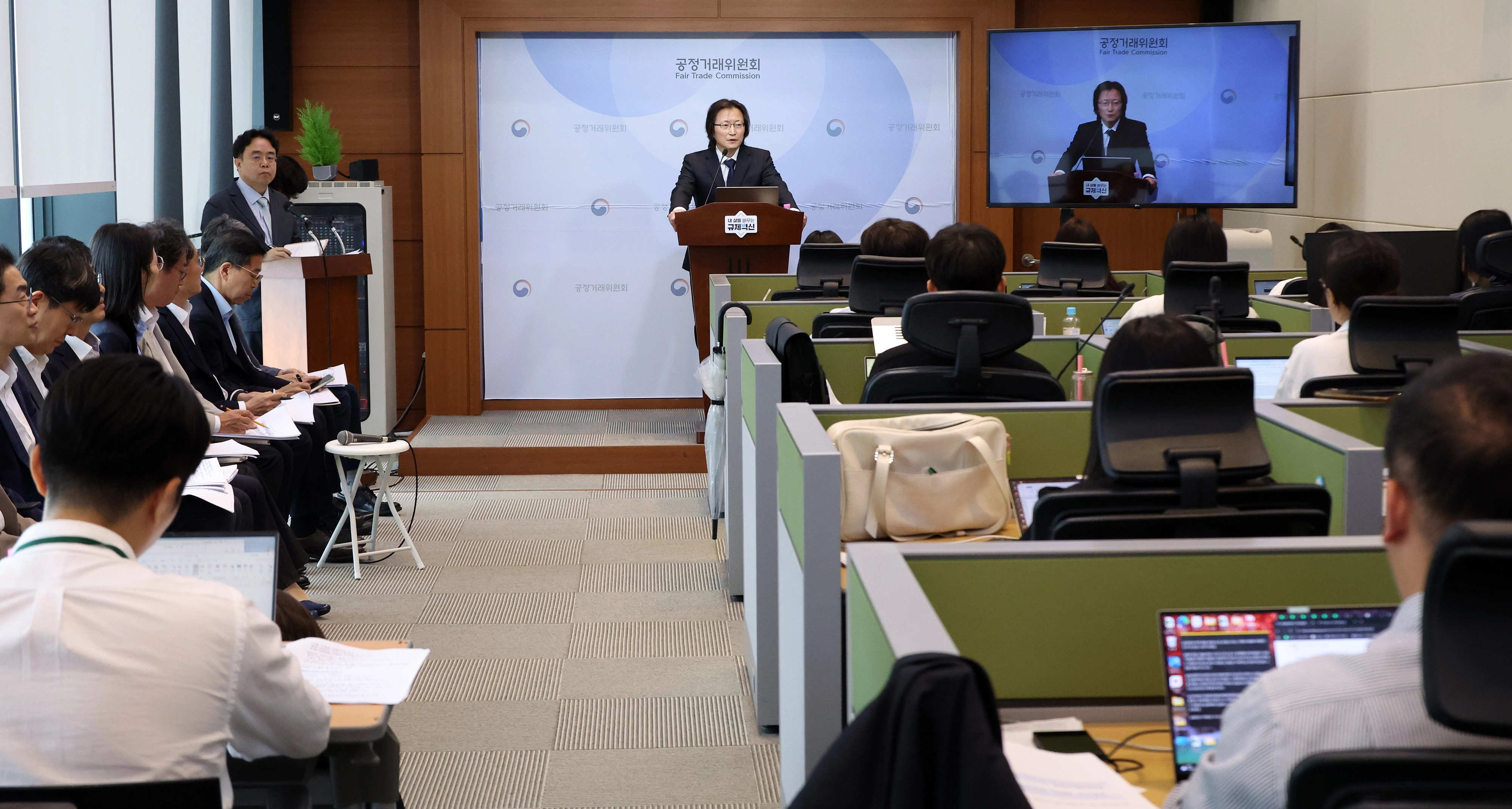출입기자 질문에 답하는 주병기 공정위원장  [세종=뉴시스] 강종민 기자 = 주병기 공정거래위원장이 지난 26일 세종시 정부세종청사에서 열린 국민주권정부 1주년 출입기자단 간담회에서 기자 질문에 답변하고 있다. 2026.05.27. ppkjm@newsis.com

<저작권자ⓒ 공감언론 뉴시스통신사. 무단전재-재배포 금지.>