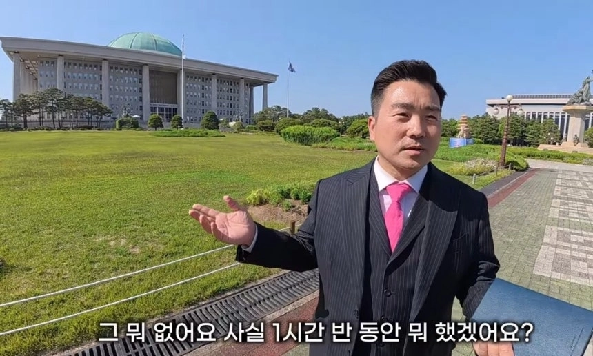 12·3 비상계엄 당시 병력을 이끌고 국회 본관에 침투한 혐의로 재판을 받고 있는 김현태 전 육군 특수전사령부 707특수임무단장이 국회 경내를 웃으며 돌아다니는 영상을 공개했다. 2026.5.26 참군인김현태 화면