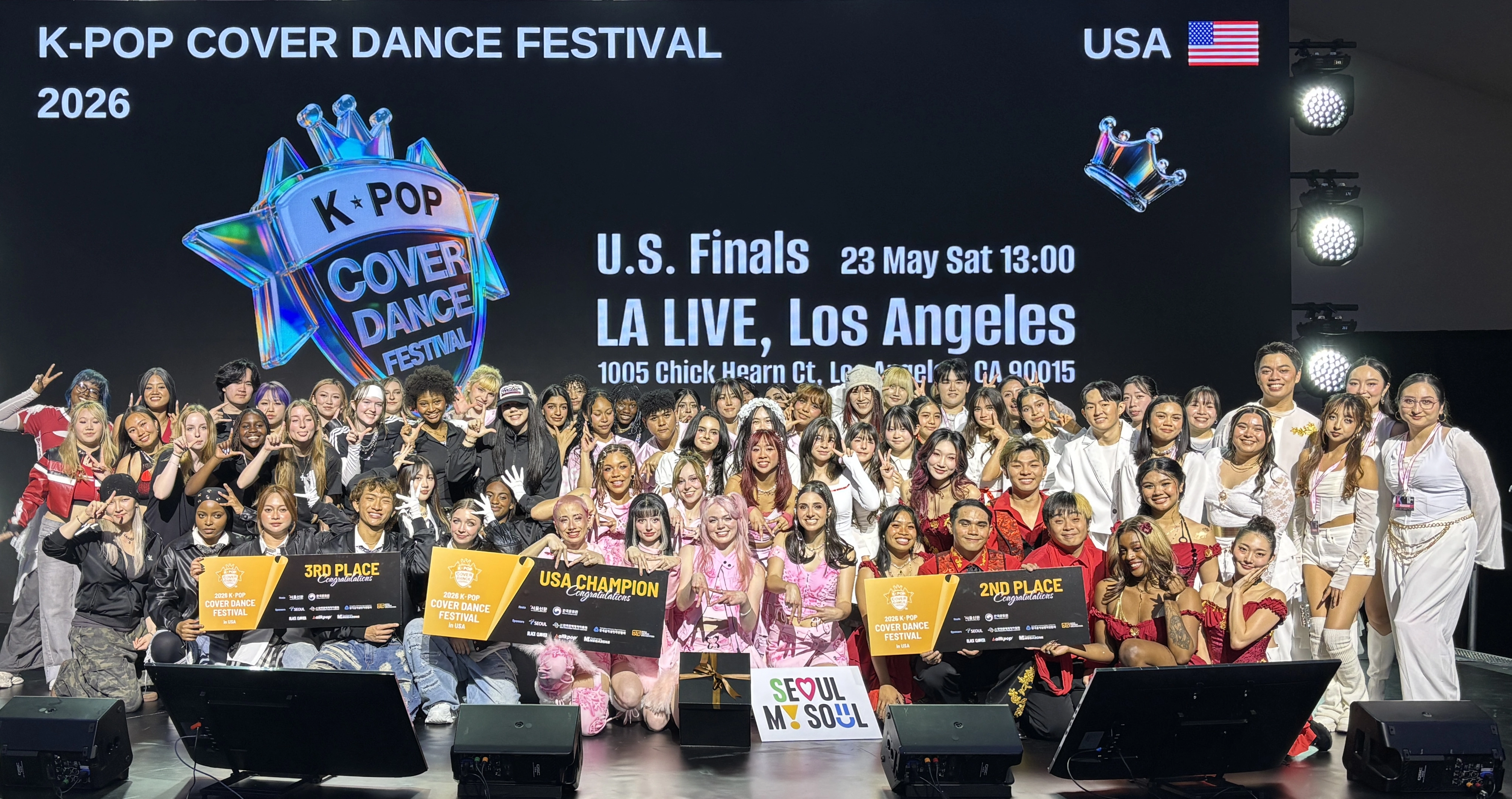 23일(현지시간) 미국 LA 라이브에서 열린 ‘K팝 커버댄스 페스티벌 인 USA’의 참가자들이  기념사진을 찍고 있다.