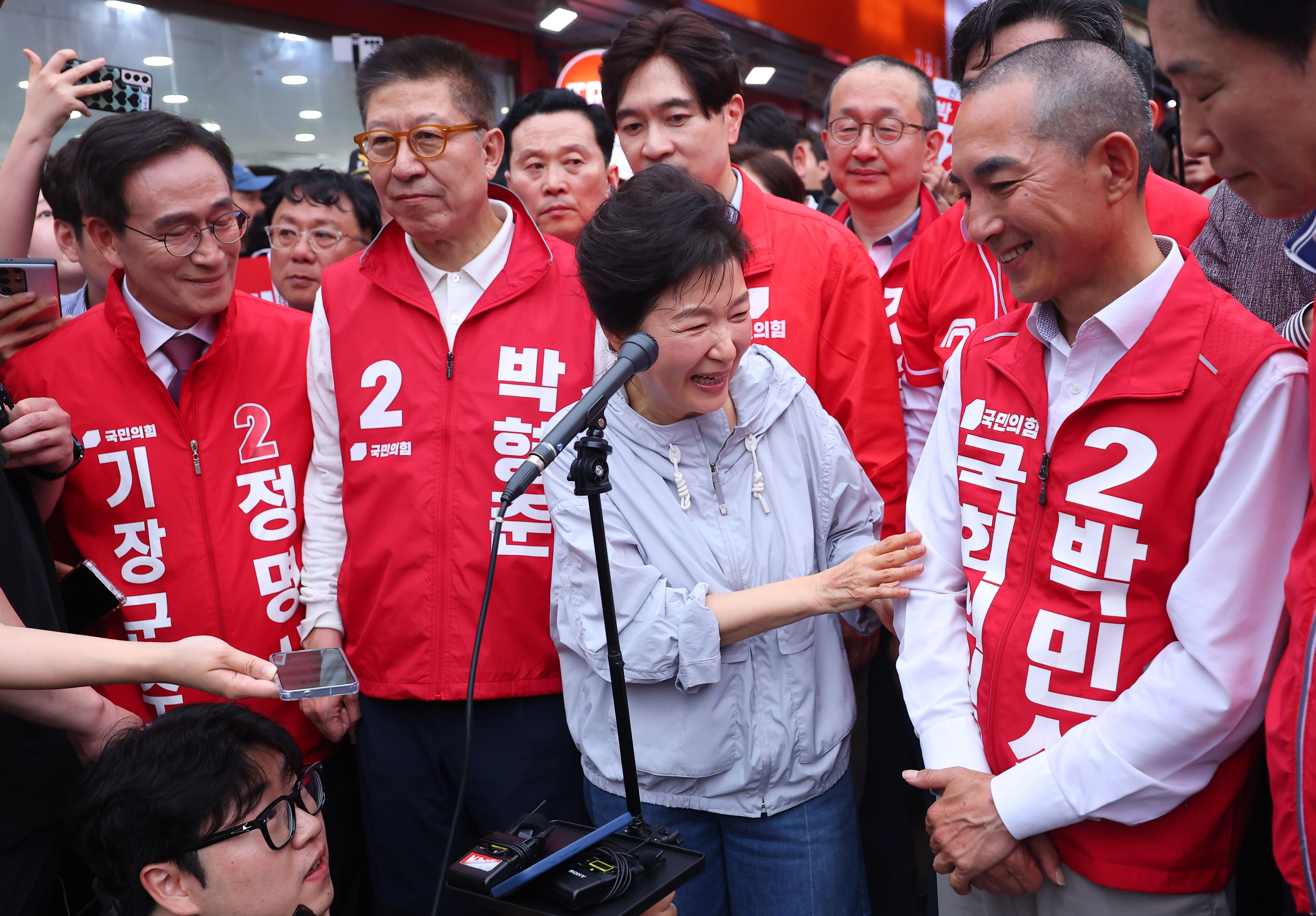 박민식 소개하는 박근혜  27일 오후 부산 기장군 기장시장을 찾은 박근혜 전 대통령이 박민식 부산 북갑 보궐선거 후보와 함께 시장을 돌며 시민들에게 언론 인터뷰에서 인사한 뒤 박 후보를 소개하고 있다.  연합뉴스
