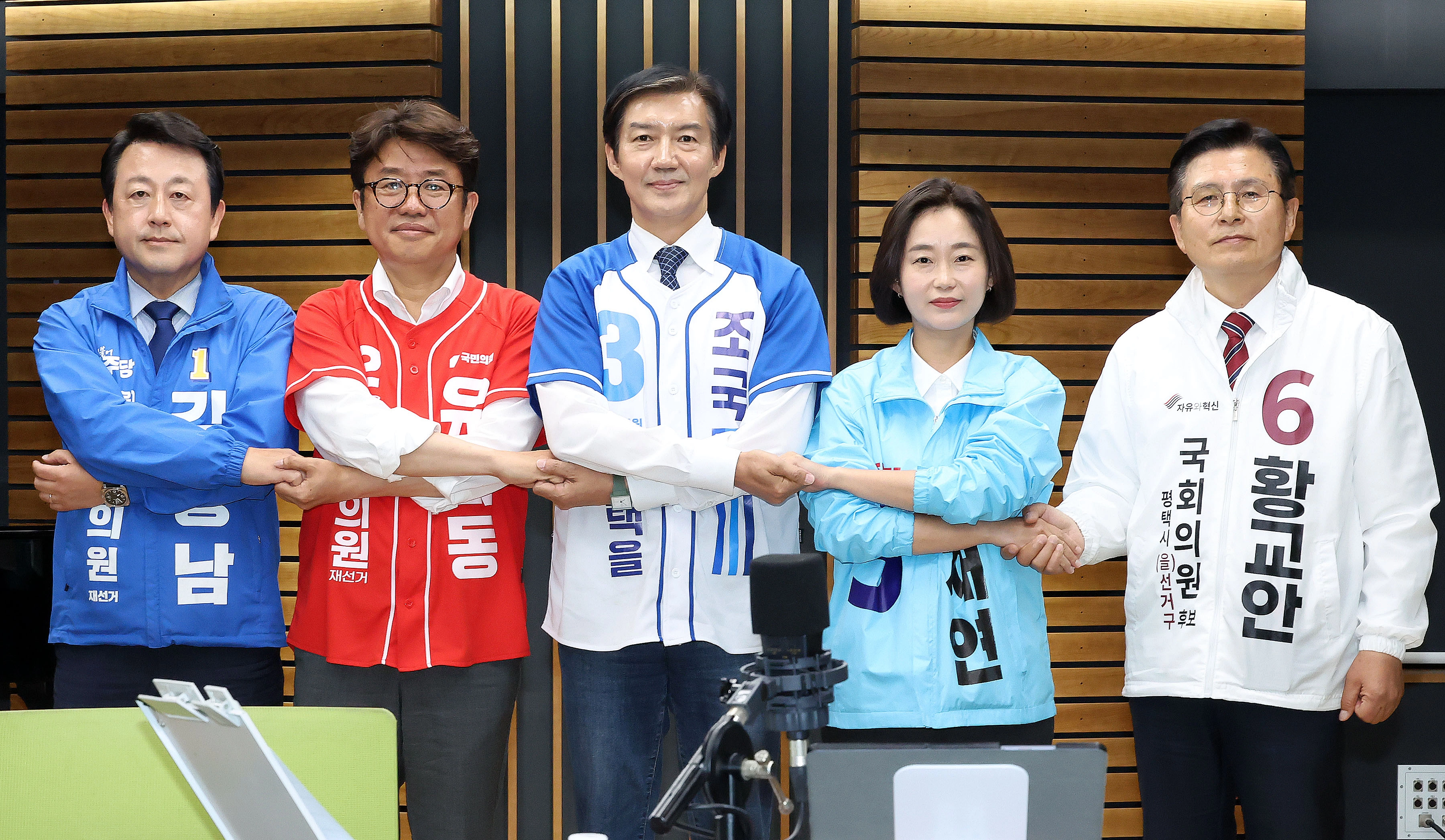경기 평택을 국회의원 재선거에 출마하는 후보들이 27일 서울 양천구 목동 CBS에서 열린 ‘박재홍의 한판승부 평택을 후보자 초청 토론회’에서 기념 촬영을 하고 있다. 왼쪽부터 더불어민주당 김용남, 국민의힘 유의동, 조국혁신당 조국, 진보당 김재연, 자유와혁신 황교안 후보.  노컷뉴스 제공.