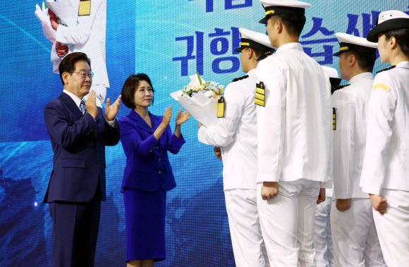 이재명 대통령과 김혜경 여사가 27일 부산 영도구에서 열린 제31회 바다의 날 기념식에서 귀항 보고를 한 해양대 실습생들을 격려하고 있다. 2026.5.27 연합뉴스