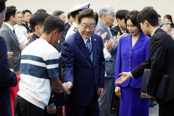 이재명 대통령이 27일 부산 영도구에서 열린 제31회 바다의 날 기념식에서 참석자들과 인사하고 있다. 2026.5.27 연합뉴스