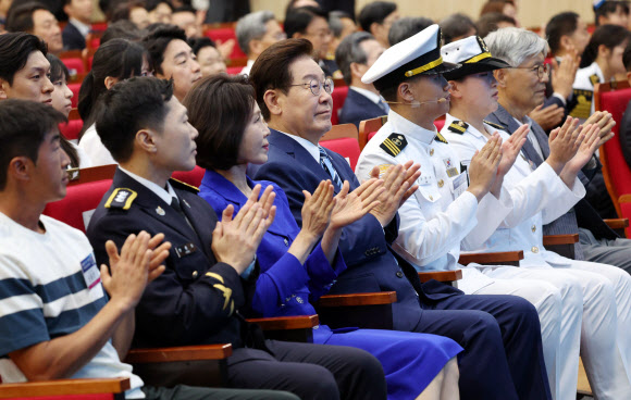 이재명 대통령과 김혜경 여사가 27일 부산 영도구에서 열린 제31회 바다의 날 기념식에서 박수치고 있다. 2026.5.27 연합뉴스