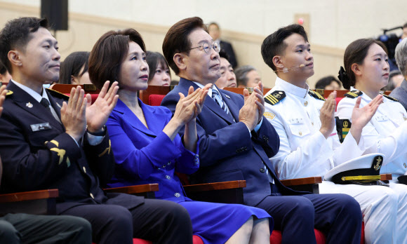 이재명 대통령과 김혜경 여사가 27일 부산 영도구에서 열린 제31회 바다의 날 기념식에서 박수치고 있다. 2026.5.27 연합뉴스