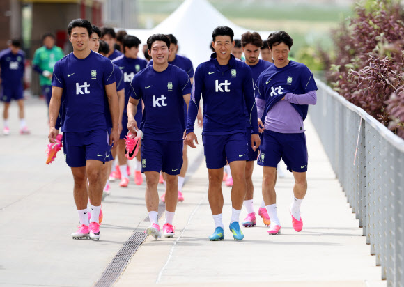 26일(현지시간) 오후 미국 유타주 헤리먼에 위치한 자이언스뱅크 트레이닝센터에서 축구 국가대표팀 손흥민과 조규성 등 선수들이 훈련장으로 이동하고 있다. 2026.5.27 연합뉴스