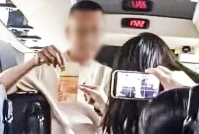 싱가포르 수학여행 중 현지 경비원들에게 욕설을 퍼부어 논란이 된 홍콩 중학교 교장이 이번에는 성차별성 발언까지 한 사실이 알려지며 파문이 커지고 있다. SCMP 캡처