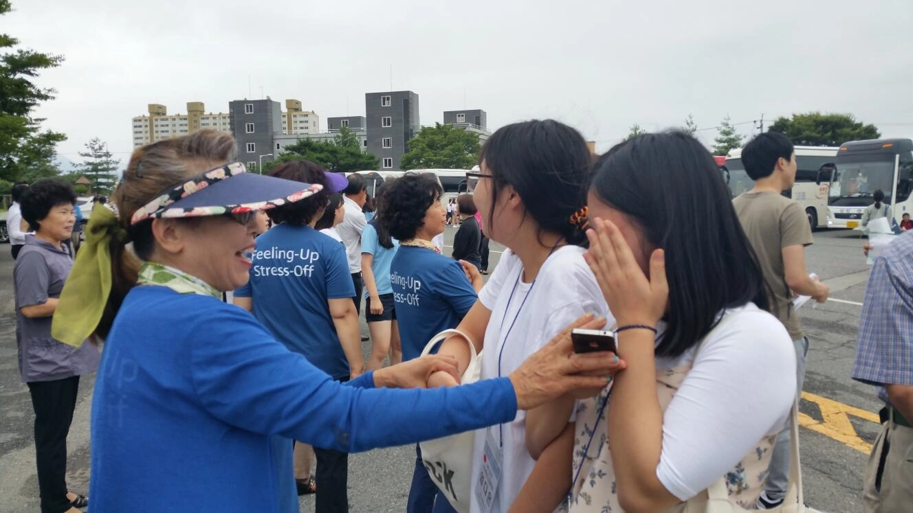 푸소 운영 할머니와 학생들이 아쉬운 이별을 하고 있다.