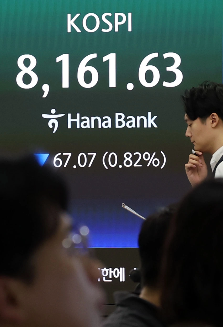 코스피 ‘숨고르기’…8,160선 출발  사상 최고치를 경신했던 코스피가 하락 출발한 28일 서울 중구 하나은행 본점 딜링룸. 지수는 전 거래일 대비 62.97포인트(0.77%) 내린 8,165.73으로 시작해 약세를 보이고 있다. 2026.5.28 연합뉴스