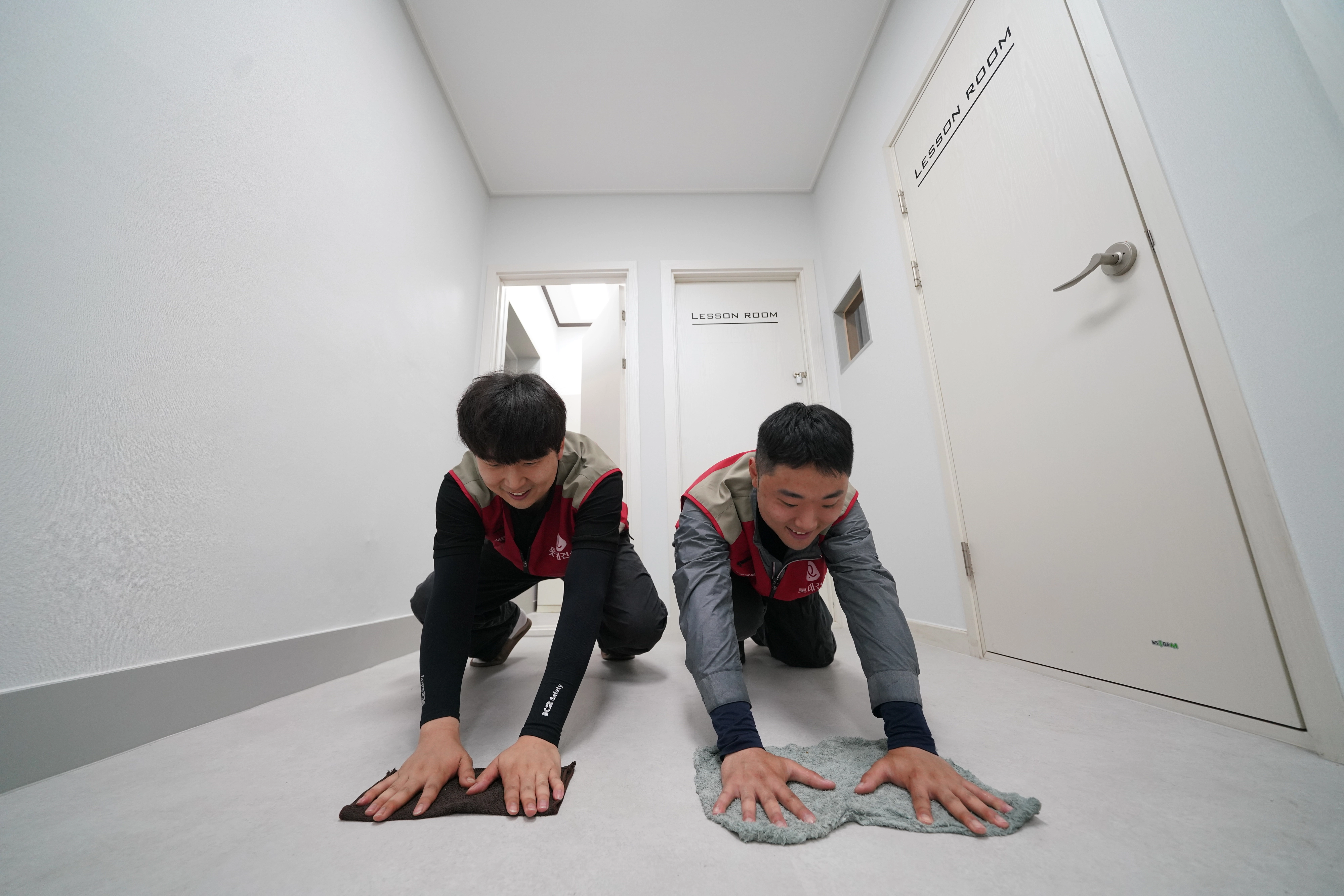 롯데건설 샤롯데 봉사단이 지난 27일 세종시 조치원읍에 위치한 ‘세종시 이주노동자 복지센터’의 시설과 환경을 개선하는 ‘꿈과 희망의 러브하우스’ 100호 봉사활동에 참여하고 있다. 롯데건설 제공