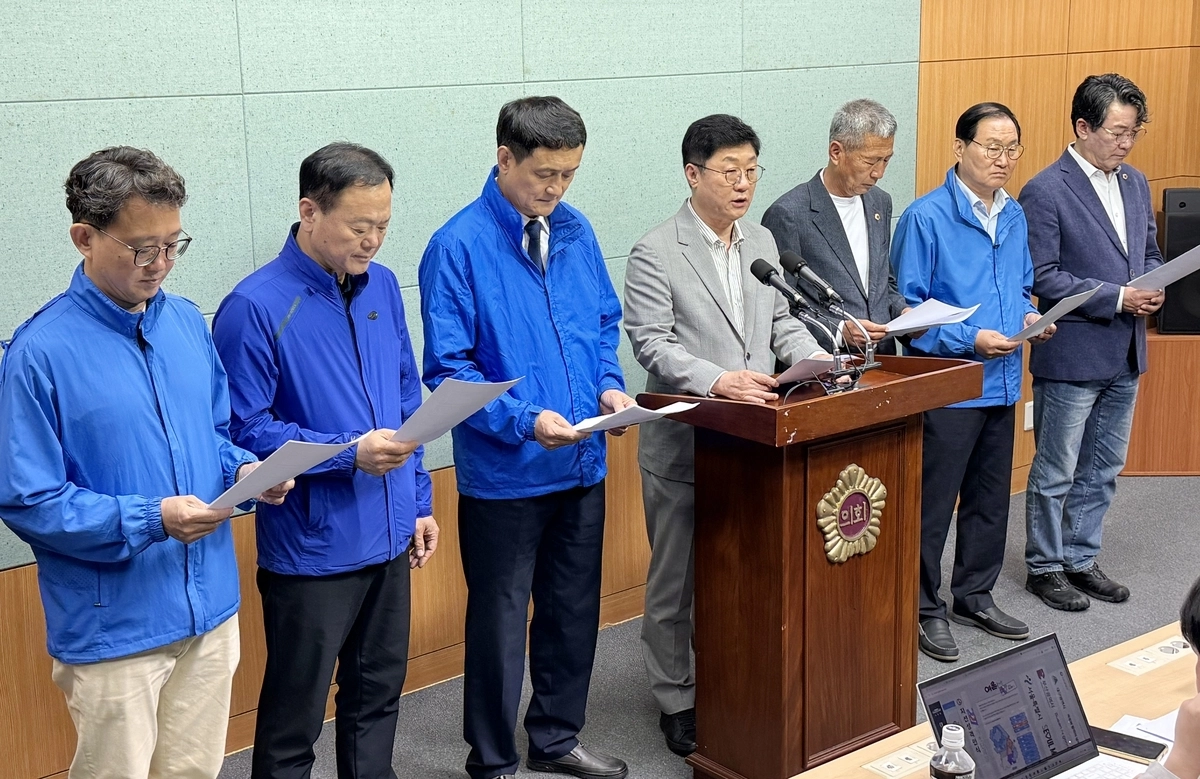김희수 전북도의회 부의장(왼쪽에서 3번째) 등 전북도의원들이 28일 민주당 결집과 이원택 후보 지지를 호소하는 기자회견을 가졌다. 연합뉴스