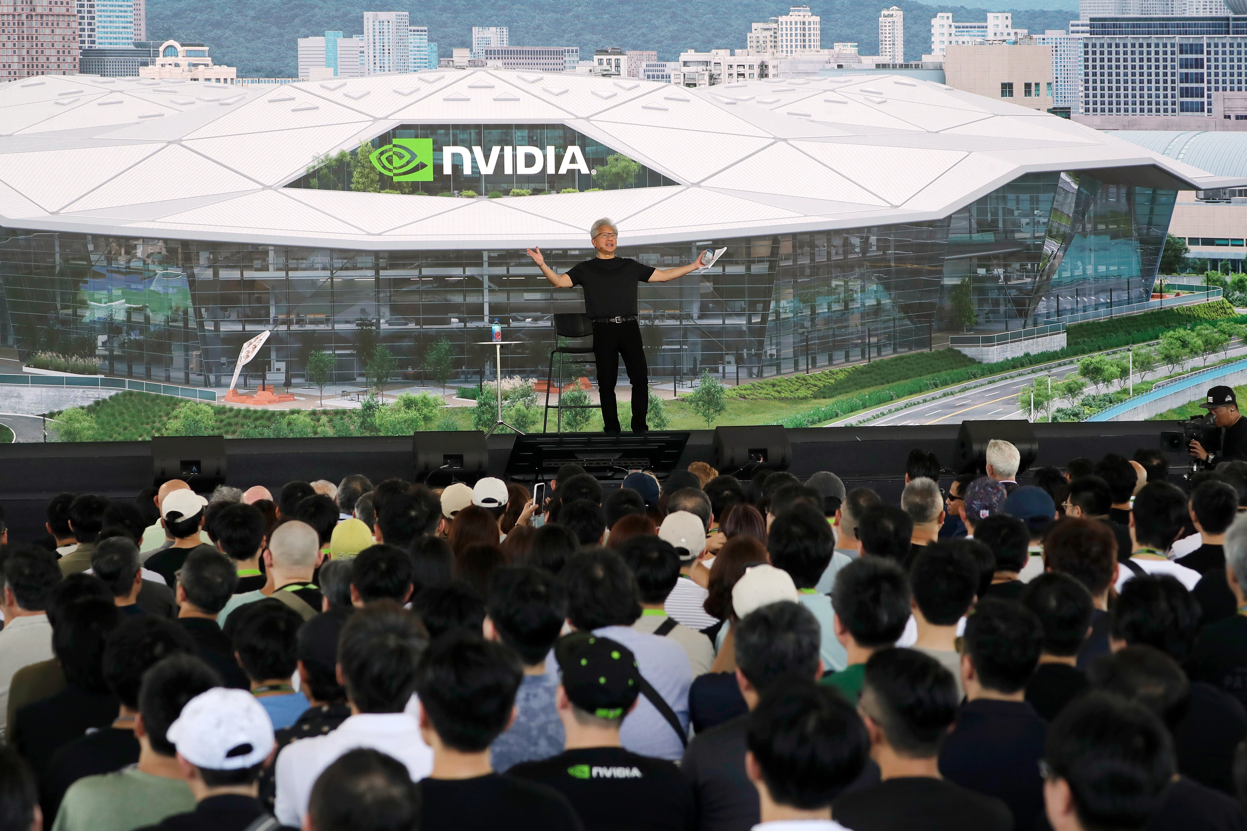 젠슨 황(왼쪽) 엔비디아 CEO가 27일 대만 타이베이에서 열린 엔비디아 대만 본사 ‘컨스텔레이션’ 기공식에서 연설하고 있다. 타이베이 AP 연합뉴스