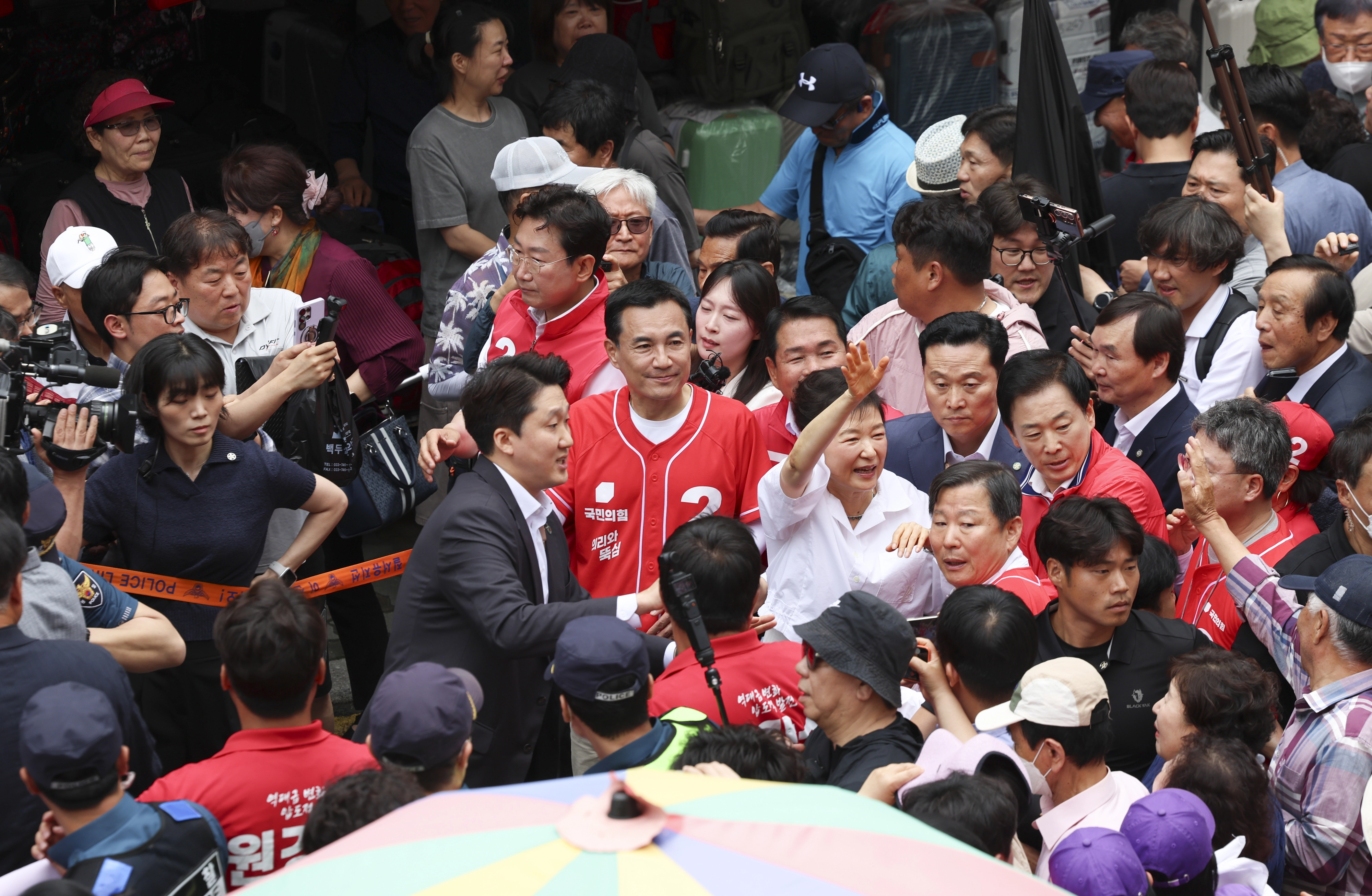 박근혜 전 대통령이 28일 오전 강원 원주 중앙시장에서 열린 김진태 국민의힘 강원지사 후보 지지 유세에서 시민들에게 인사를 하고 있다. 2026.05.28 뉴시스