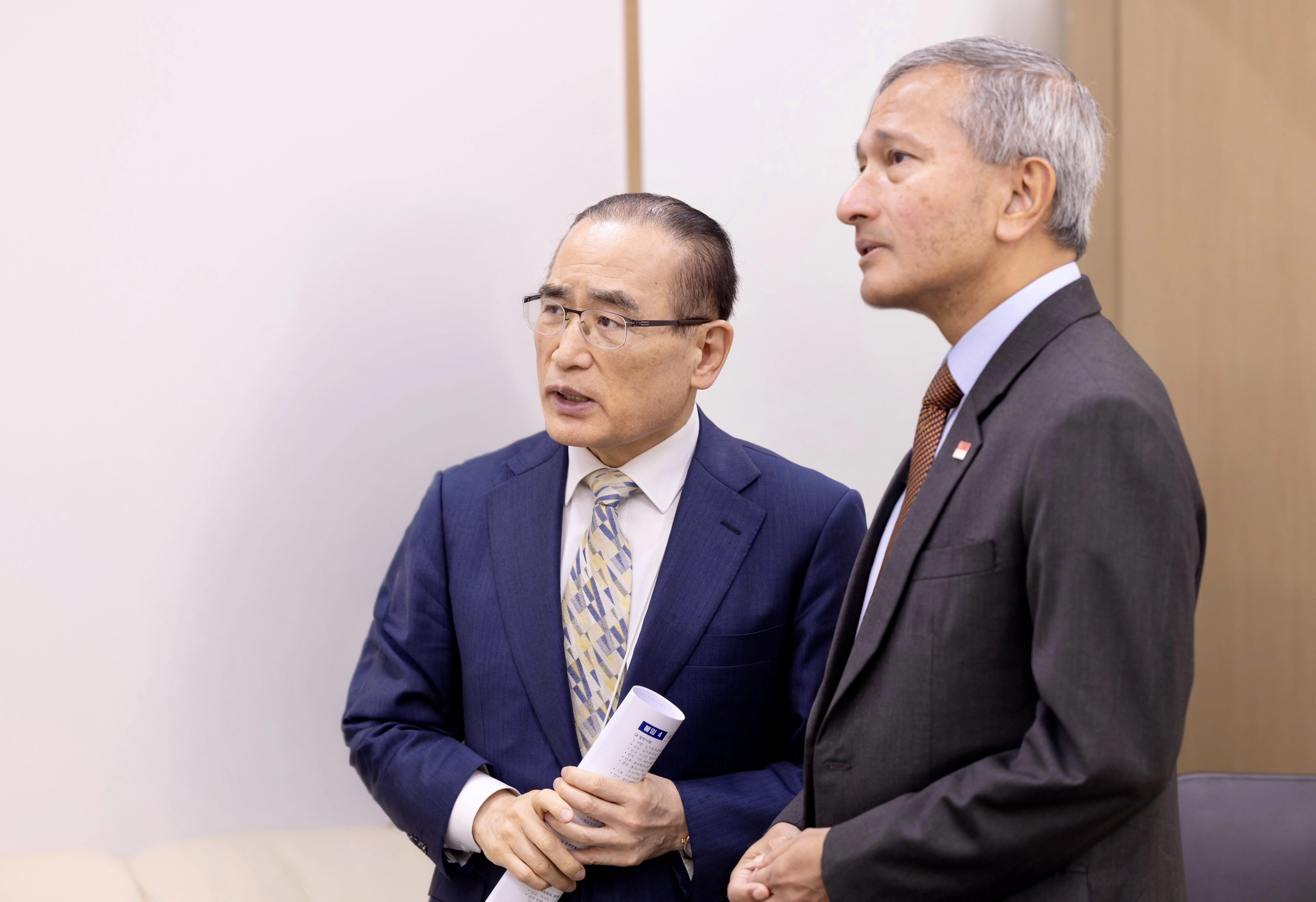 위성락 청와대 국가안보실장과 발라크리쉬난 싱가포르 외교장관  위성락 청와대 국가안보실장이28일 방한 중인 비비안 발라크리쉬난 싱가포르 외교장관을 만나 양국 관계 발전 방안을 논의하고 있다.
청와대 제공