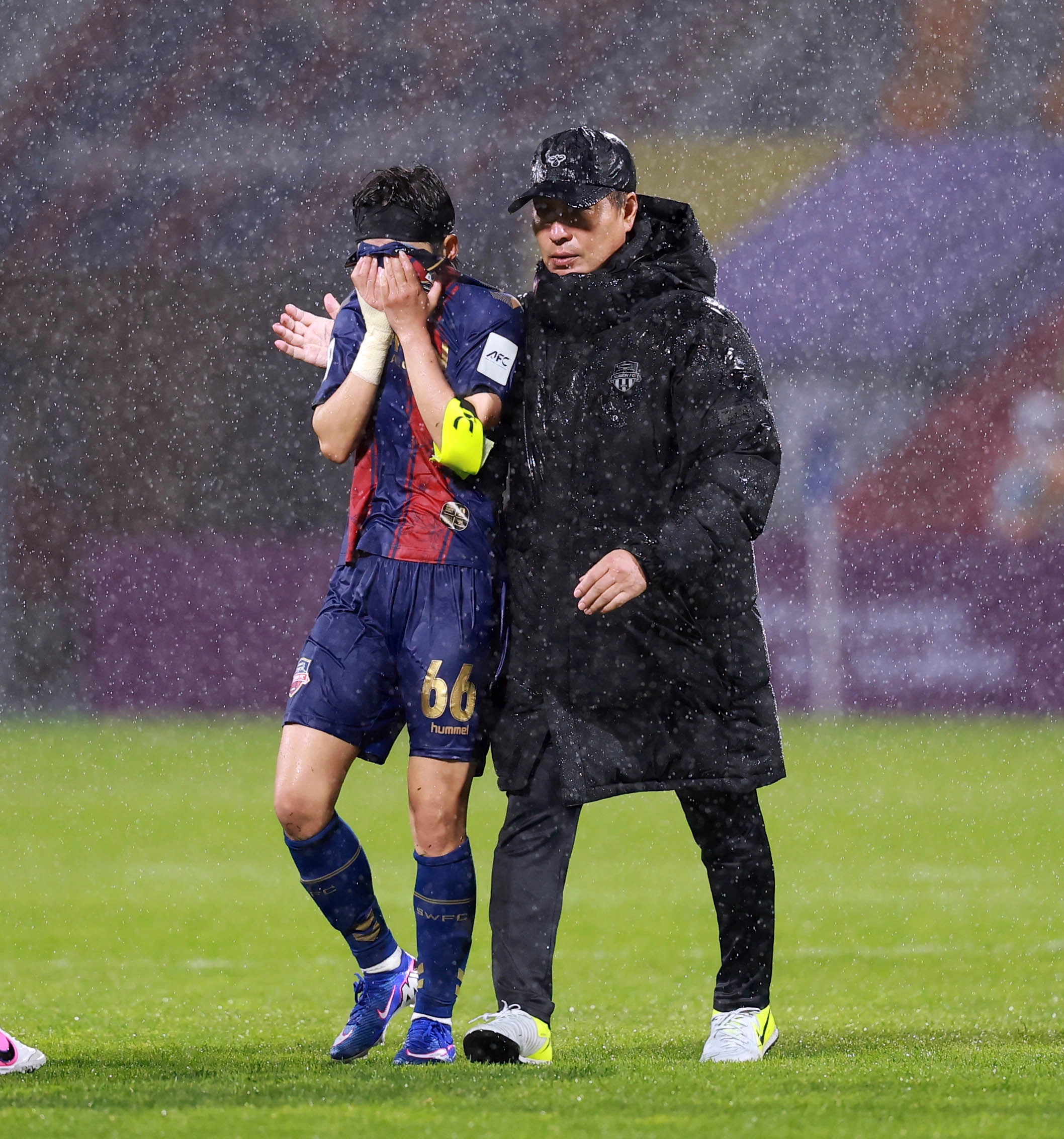 지난 20일 북한 내고향여자축구단과의 경기에서 패배한 직후 눈물을 터트린 주장 지소연을 위로하는 박 감독.
구단 제공
