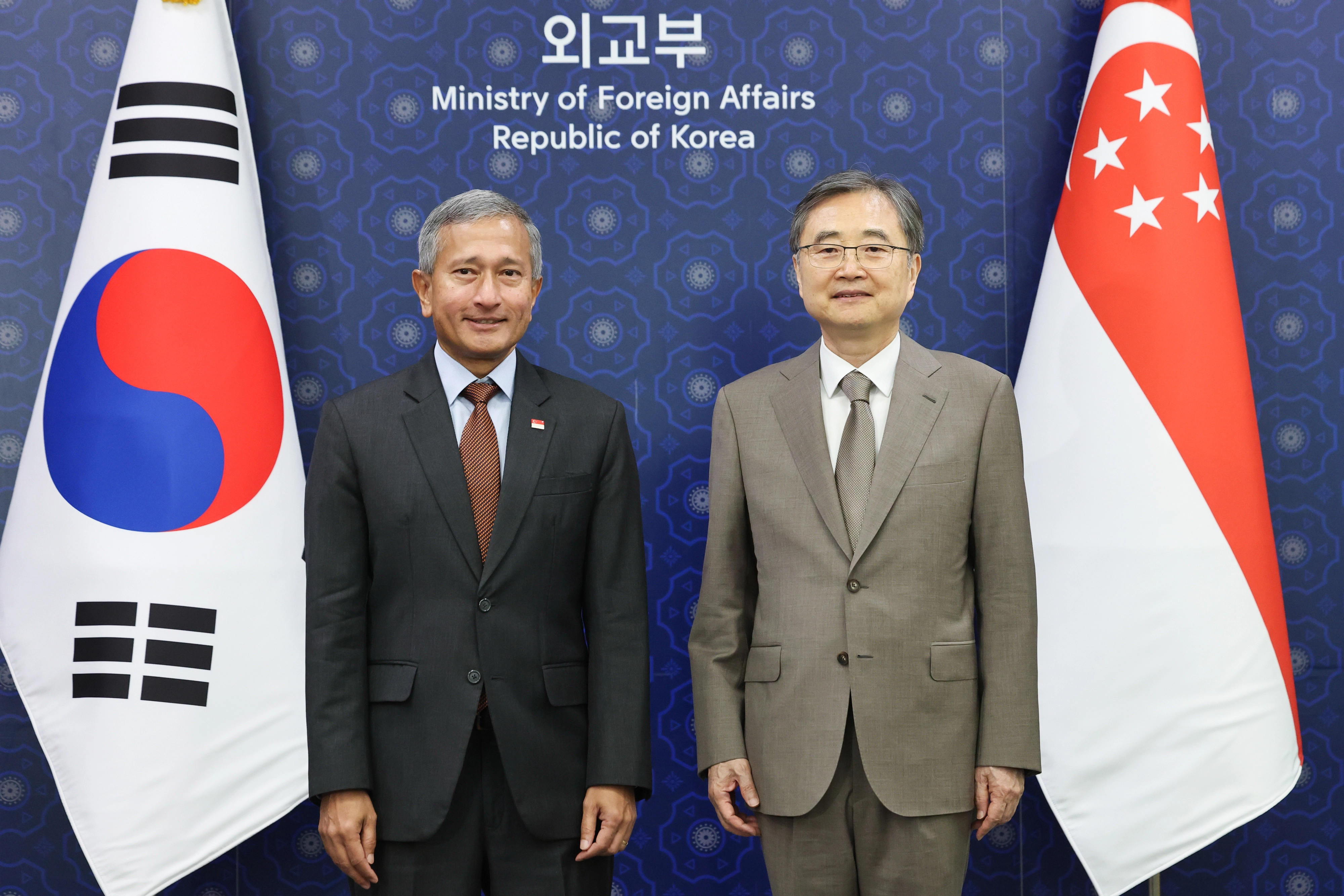 조현 외교부 장관이 28일 서울 종로구 외교부에서 비비안 발라크리쉬난 싱가포르 외교장관과 만나 면담하기 전 기념사진을 찍고 있다. 발라크리쉬난 장관은 이틀전 북한 평양을 찾아 최선희 외무상과 회담했다. 2026.5.28 연합뉴스