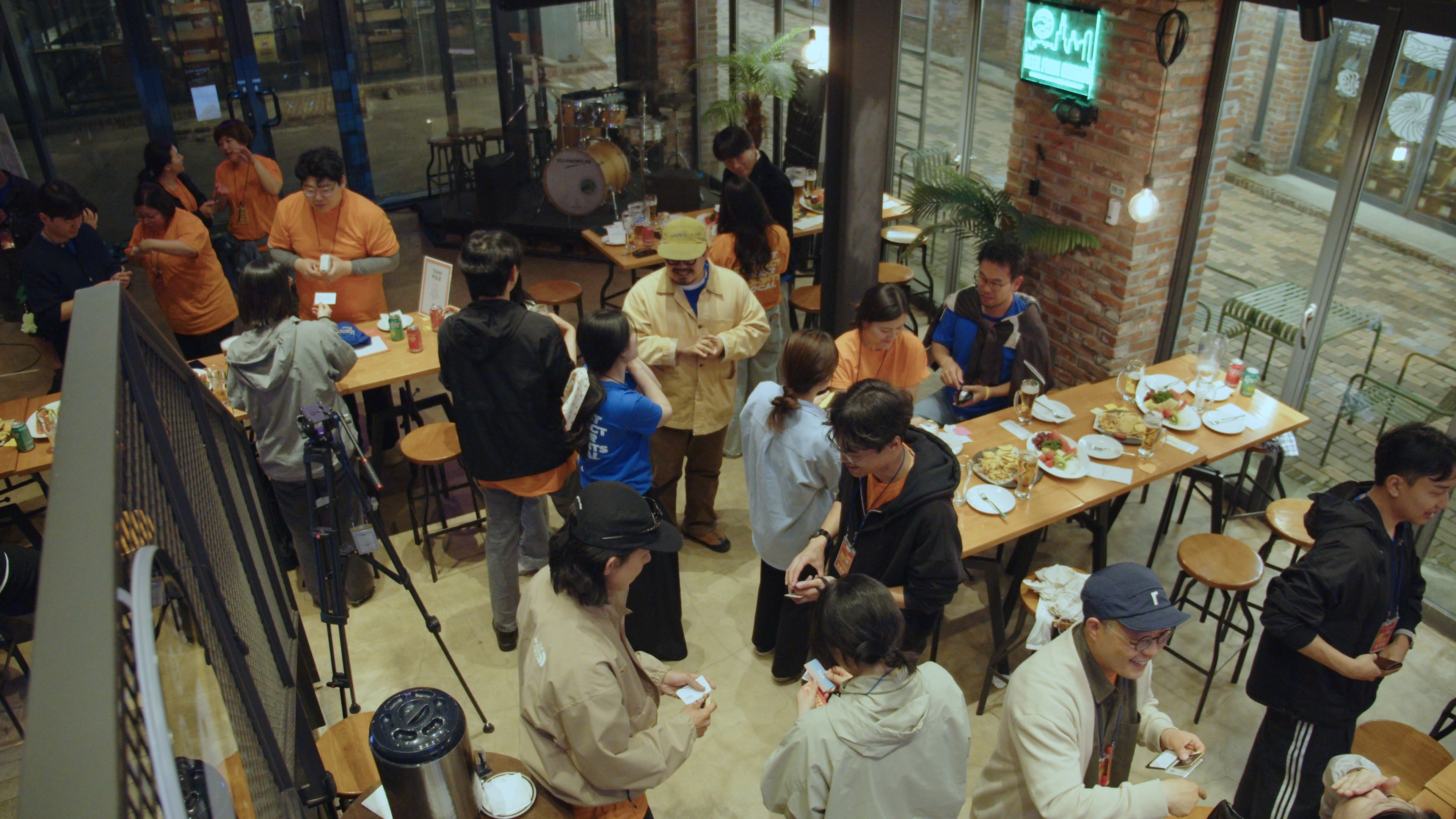 지난 21일 제주 서귀포시 성산읍에서 진행된 ‘공감소통’ 세션에서 참가자들이 명함을 주고받으며 친목을 쌓고 있다. 
삼성생명 제공