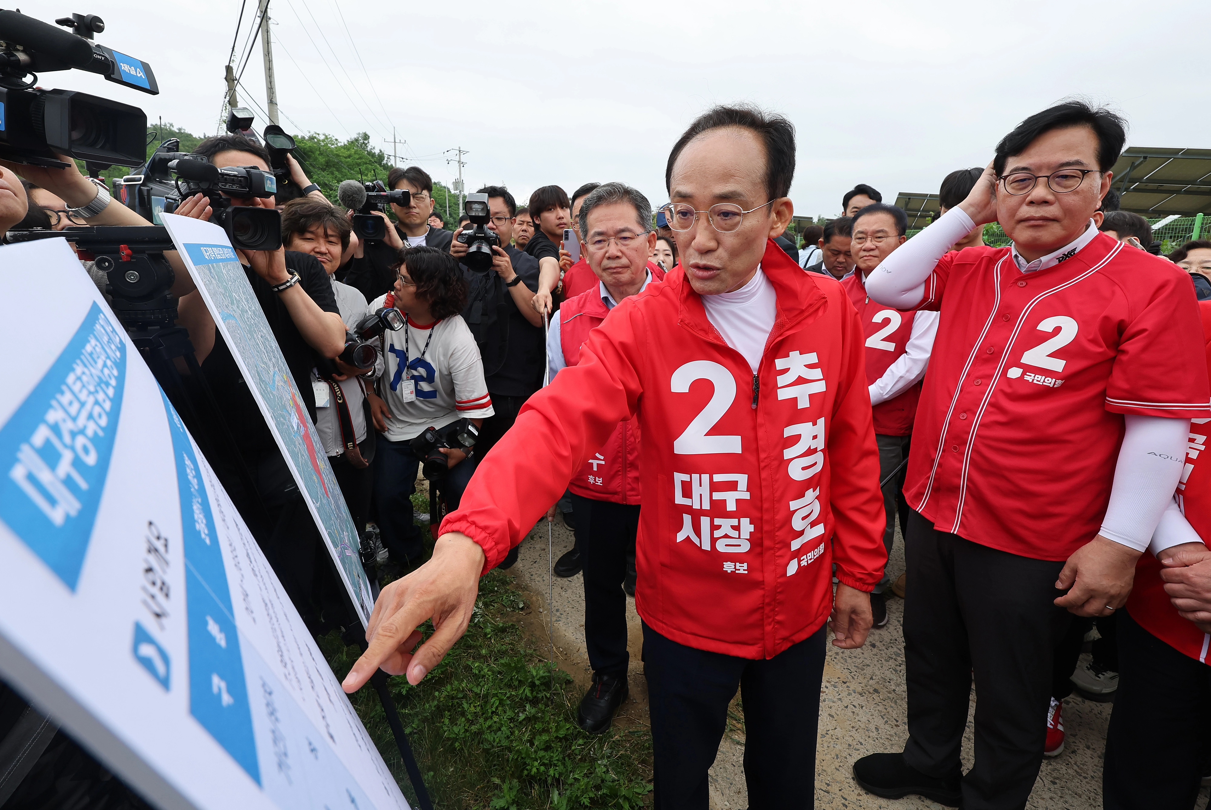 대구경북신공항 부지 찾은 송언석·추경호  추경호 국민의힘 대구시장 후보가 28일 대구 군위군 대구경북신공항 부지를 찾아 대구경북신공항 부지 관련 브리핑을 듣고 있다. 2026.5.28. 연합뉴스