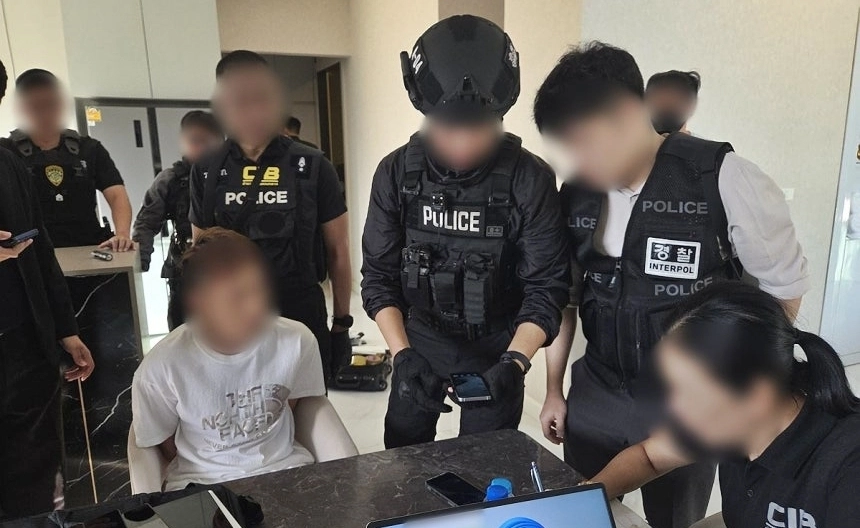 2025년 8월 캄보디아 범죄 단지에서 발생한 한국인 대학생 고문·살해사건에 관여한 혐의를 받는 스캠 조직의 총책급이 태국에서 검거됐다. 법무부·경찰청·국가정보원은 8일 태국 당국과 협력을 통해 중국 국적 함모씨를 태국 파타야에서 전날 검거했다고 밝혔다. 2026.1.8 경찰청 제공