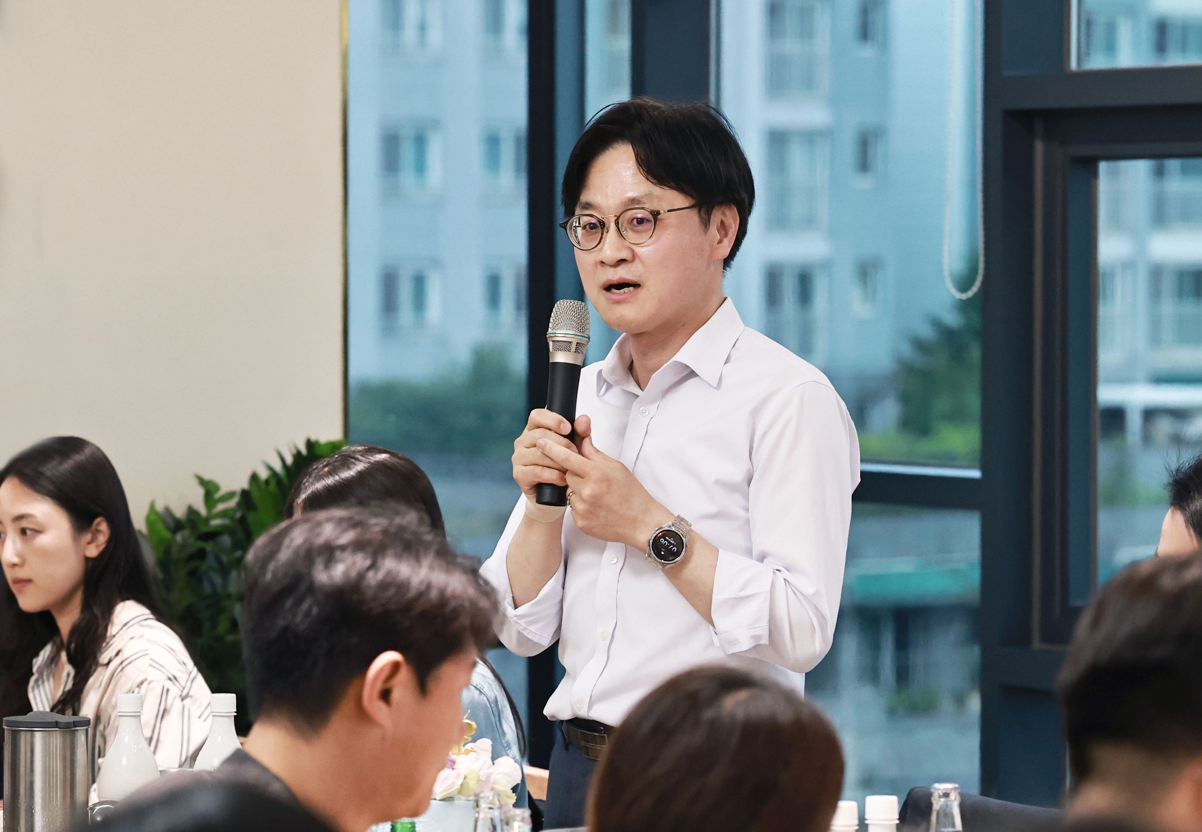 김정관 산업통상부 장관이 27일 세종에서 열린 출입기자 간담회에서 삼성전자 임금협상안 가결에 대한 소회를 밝히고 있다. 산업통상부 제공
