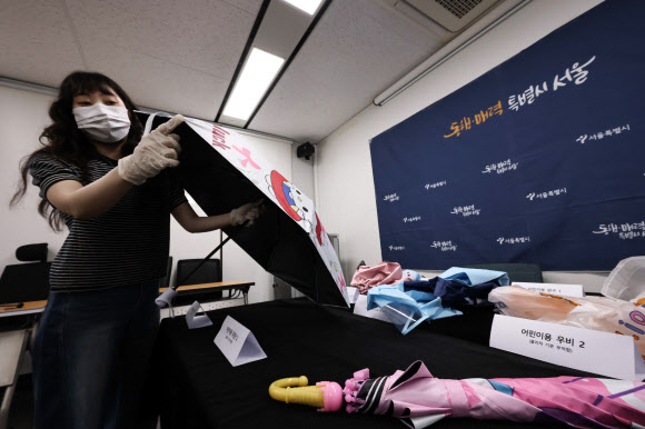 28일 서울시청에서 관계자가 해외 온라인 플랫폼에서 판매 중인 어린이용품 가운데 국내 안전기준에 미달한 제품을 공개하고 있다. 서울시는 해외 온라인 플랫폼(알리익스프레스·테무·쉬인)에서 판매 중인 어린이용품 32개 제품에 대해 안전성 검사를 실시한 결과 일부 제품이 국내 안전기준에 부적합한 것으로 나타났다고 밝혔다. 2026.5.28 연합뉴스