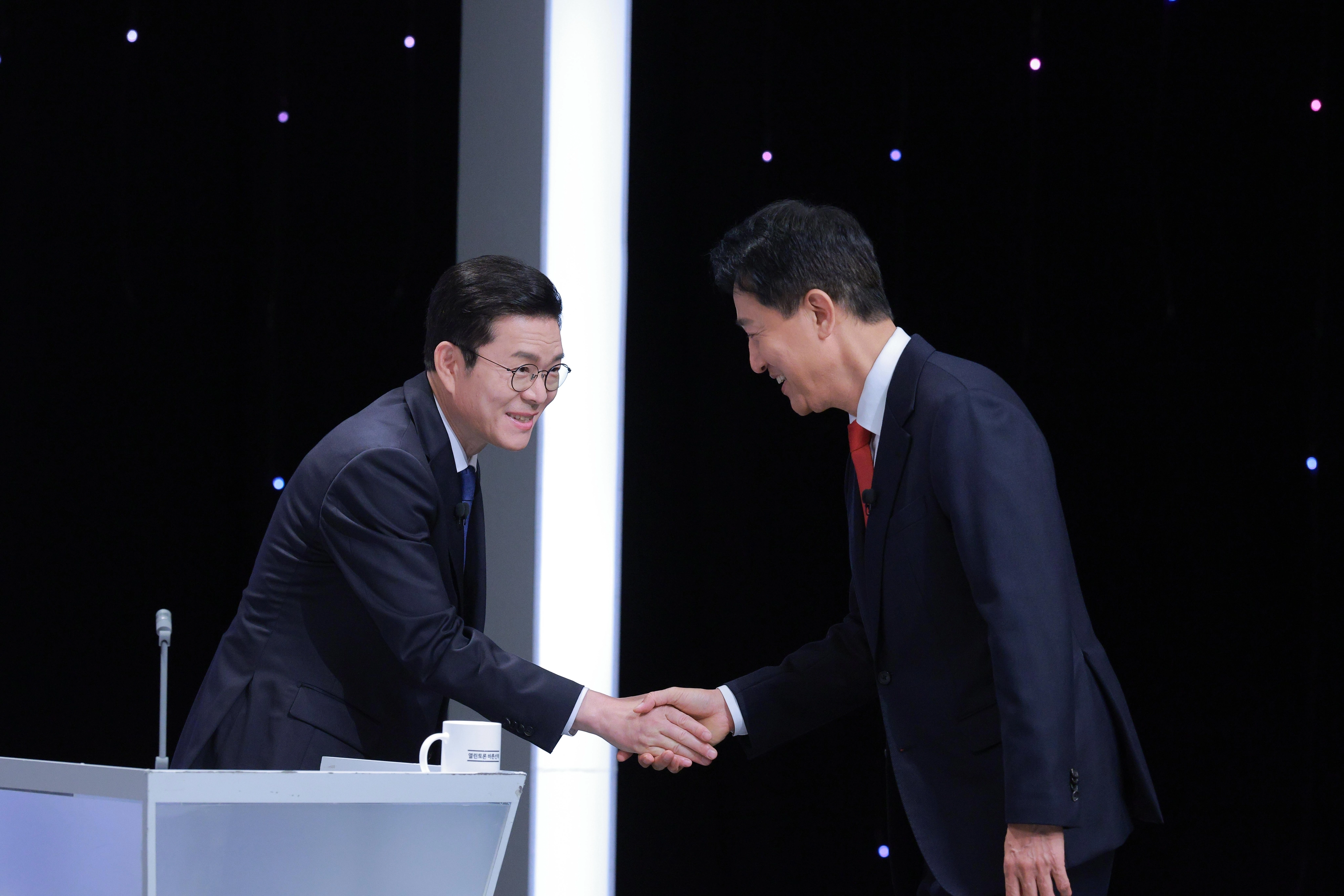 토론회 앞두고 인사하는 정원오-오세훈 후보  정원오 더불어민주당 서울시장 후보와 오세훈 국민의힘 서울시장 후보가 28일 서울 마포구 SBS 프리즘타워에서 열린 서울특별시장선거 후보자토론회에 앞서 악수하고 있다. 2026.5.28 공동취재
