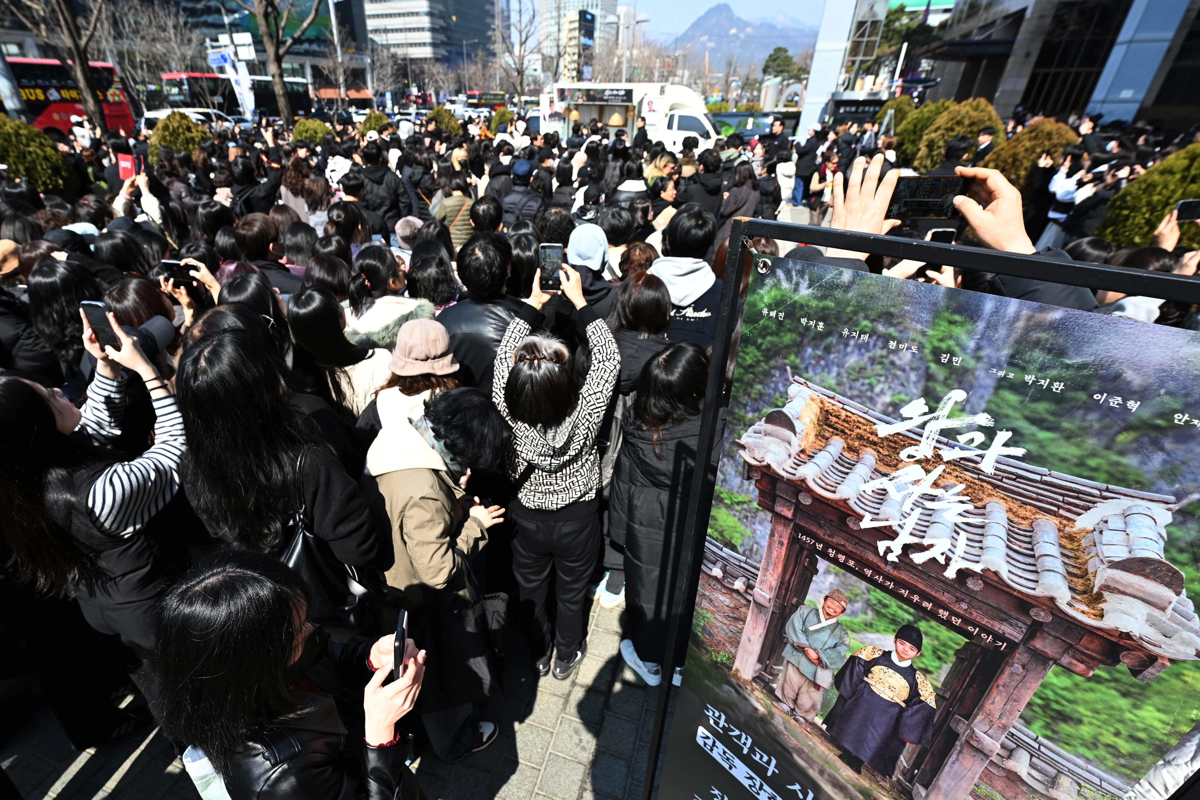 영화 ‘왕과 사는 남자’의 장항준 감독이 지난 3월 12일 서울 중구 서울신문사 앞에서 1,200만 관객 돌파를 기념해 커피차를 마련, 팬들에게 커피를 나눠주고 있다. 
서울신문 DB