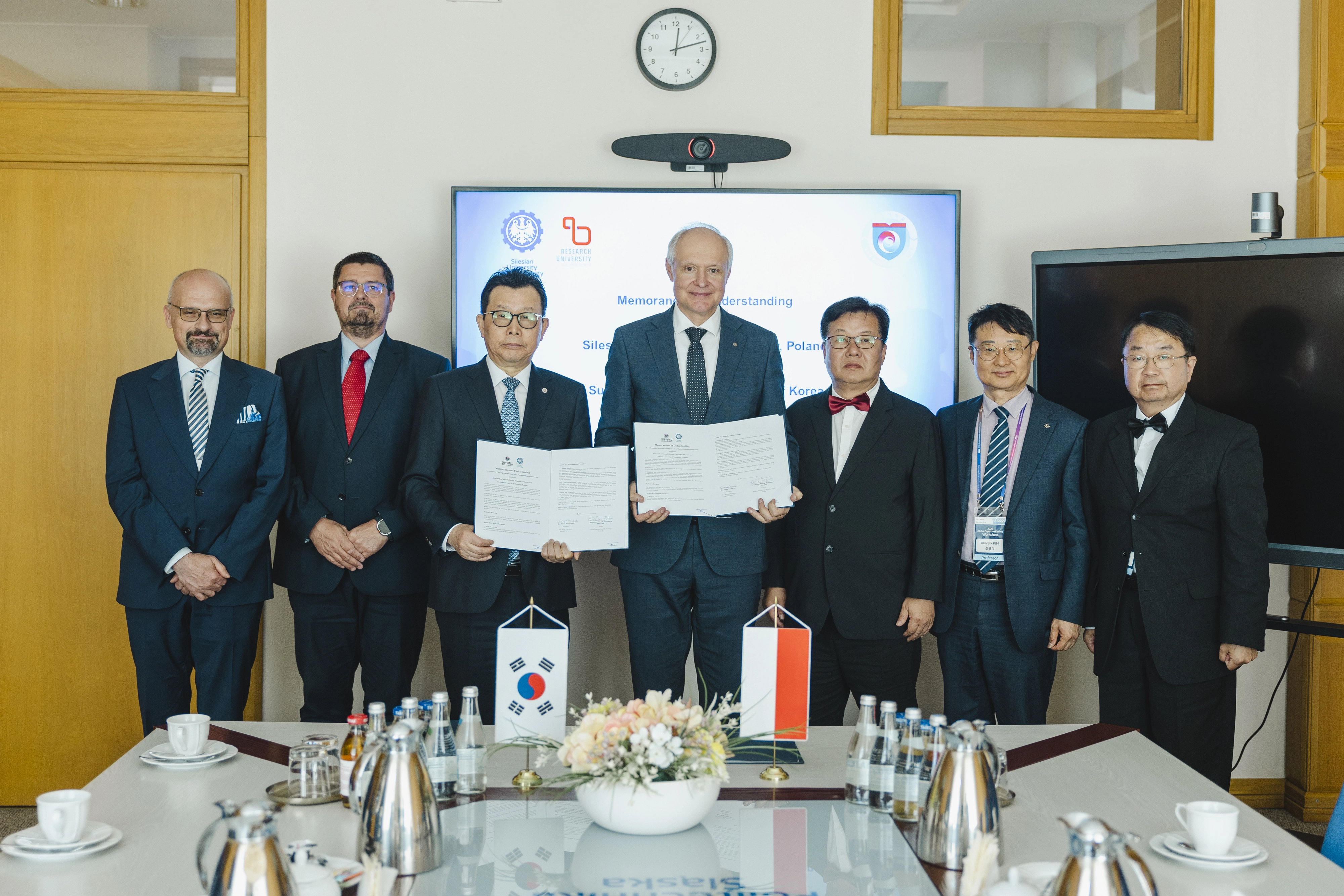 문성제 선문대 총장이 28일 폴란드 실롱스키에공과대에서 마렉 파웰치크 총장 등과 첨단분야 혁신융합대학 추진 등을 위한 업무협약을 체결하고 있다. 선문대 제공