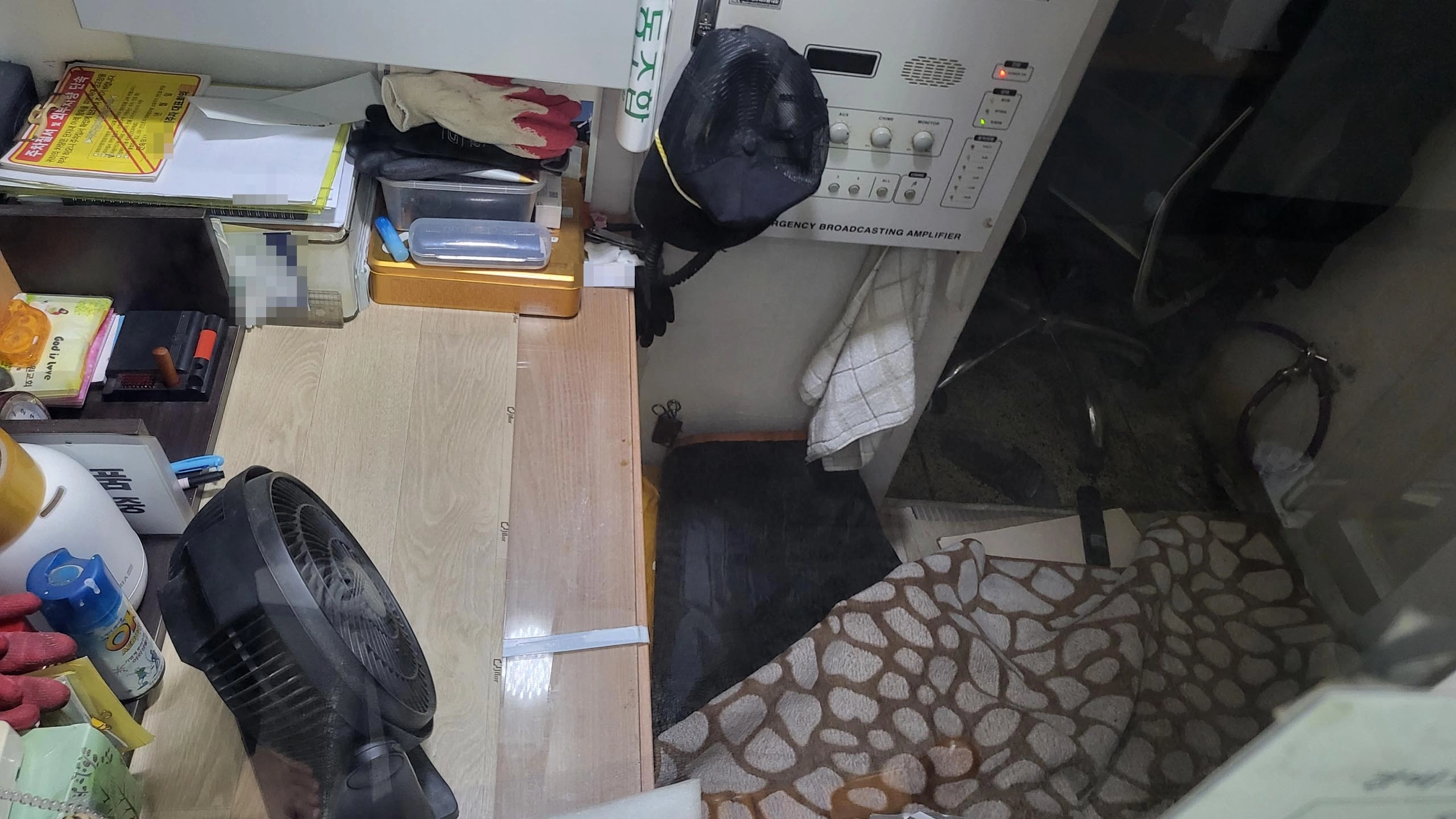 충남 서산시 한 아파트 경비실에서 70대 경비원이 숨진 일과 관련해, 고인이 24시간 근무하며 좁은 경비실에서 스티로폼을 깔고 휴식을 취해왔다는 주장이 제기됐다. 사진은 고인이 근무하던 좁은 경비실 바닥에 스티로폼과 담요가 깔려 있는 모습. 2026.5.28 민주노총 서산태안위원회 제공