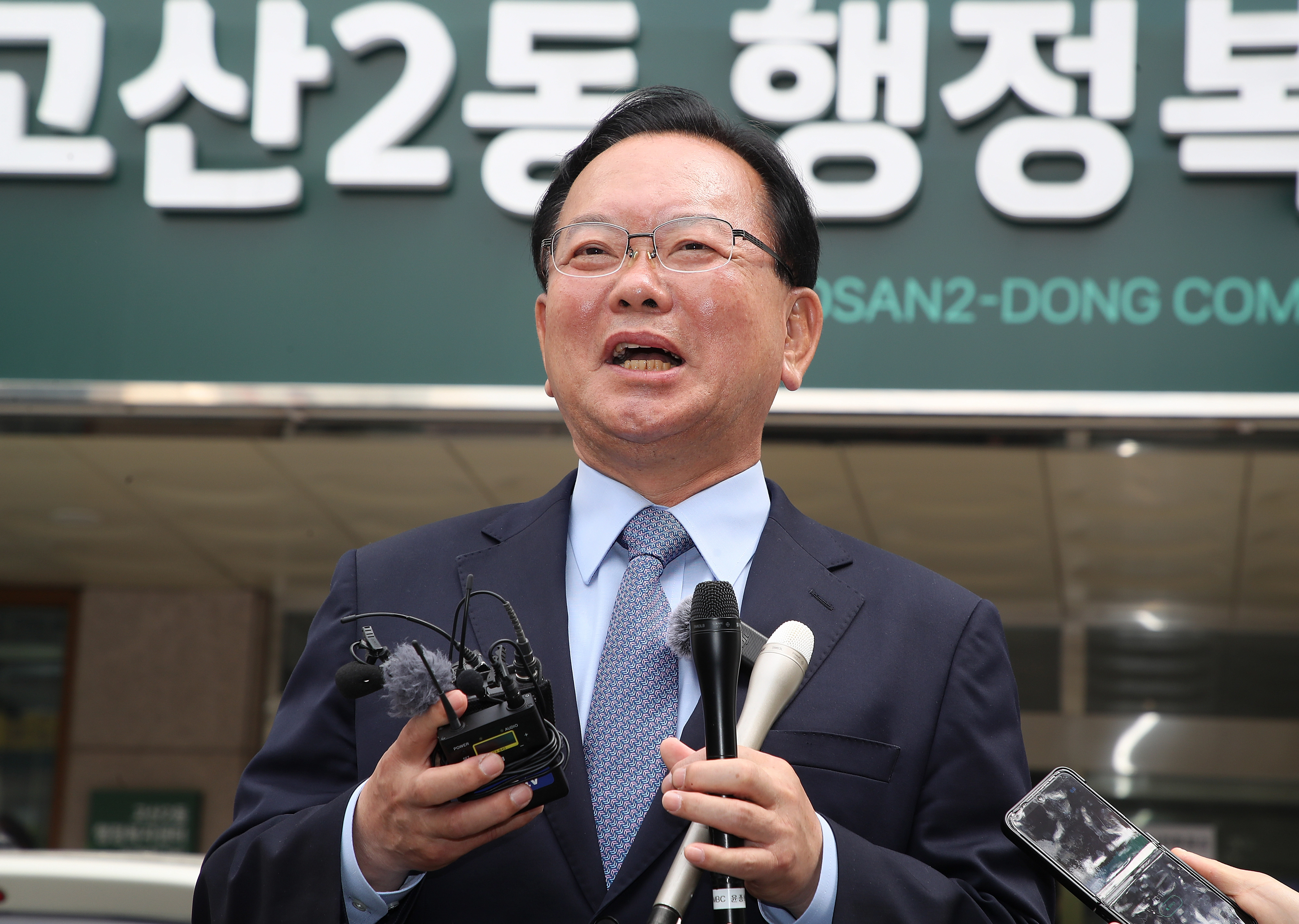 사전투표 마친 김부겸  김부겸 더불어민주당 대구시장 후보가 29일 오전 대구 수성구 고산2동 행정복지센터에 마련된 사전투표소에서 투표를 마친 뒤 취재진 질문에 답하고 있다. 2026.5.29.뉴스1