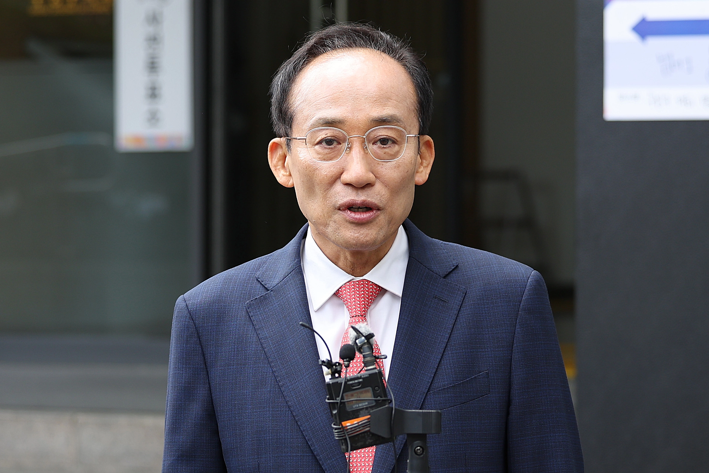 사전투표 마친 추경호  추경호 국민의힘 대구시장 후보가 제9회 전국동시지방선거 사전투표 첫날인 29일 오전 대구 수성구 수성구의회에 마련된 범어1동 사전투표소에서 투표를 마친 뒤 취재진 질문에 답하고 있다. 2026.5.29. 뉴스1