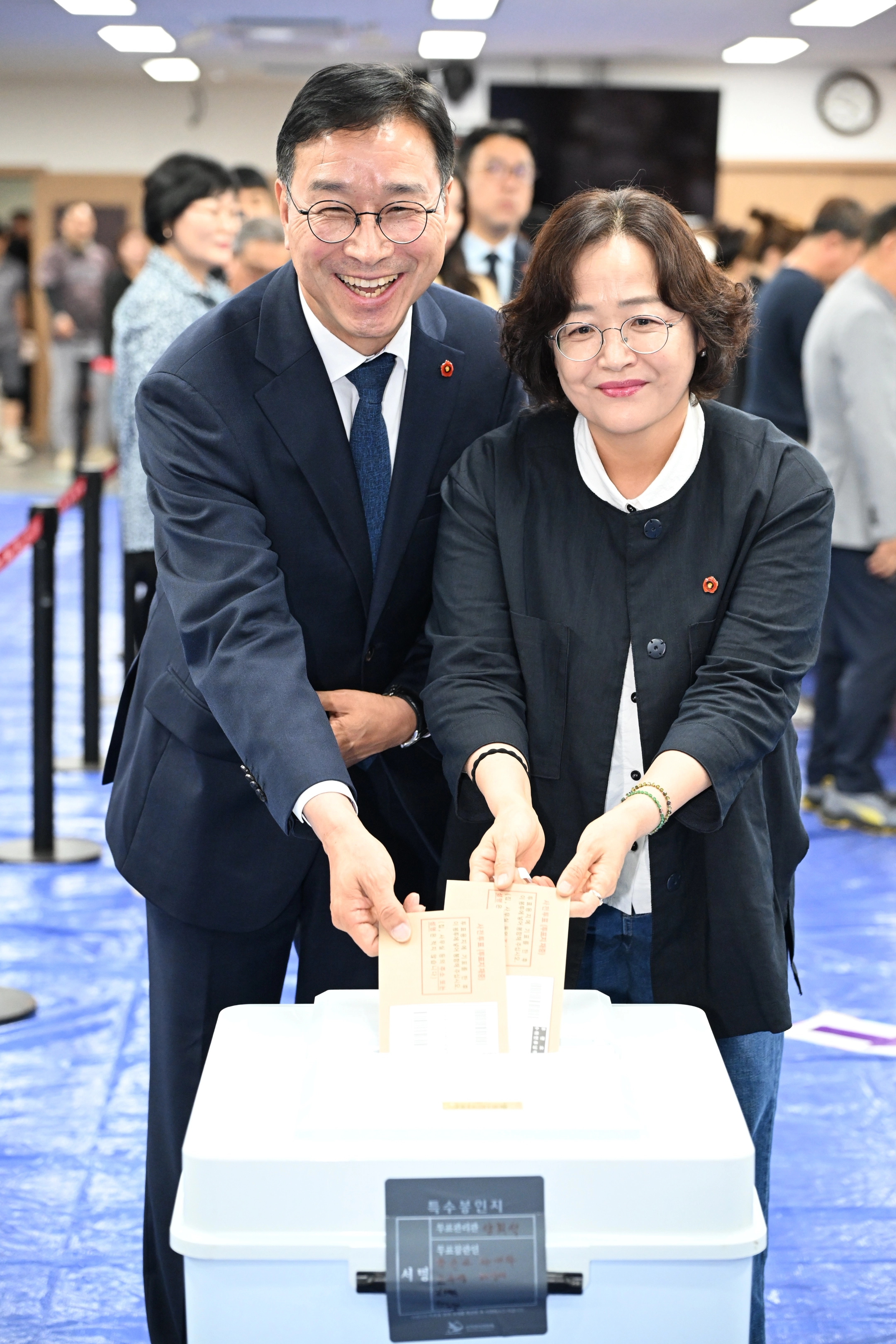 사전투표 하며 활짝 웃는 위성곤 후보  위성곤 더불어민주당 제주특별자치도지사 후보가 29일 사전투표를 마치고 “위대한 제주의 시작, 민생 회복의 첫 걸음에 모든 도민들께서 함께해달라”고 참여를 호소했다. 위성곤 후보 캠프 제공