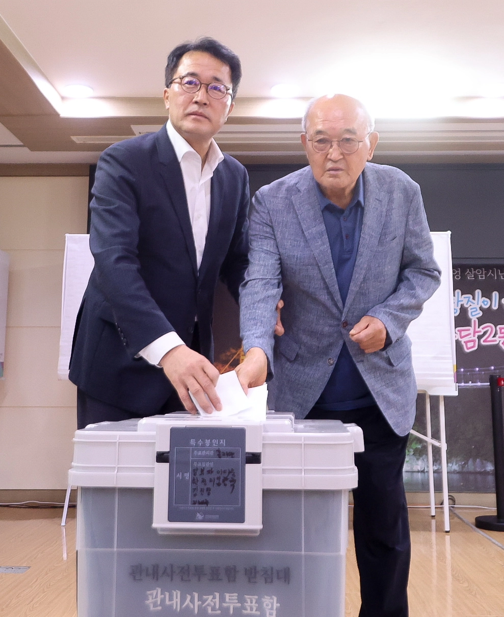 사전투표하는 문성유 국민의힘 제주도지사 후보  문성유 국민의힘 제주도지사 후보가 제9회 전국동시지방선거 사전투표 첫날인 29일 오전 제주시 용담2동주민센터에 마련된 사전투표소에서 아버지 문두민(오른쪽)씨와 함께 사전투표를 하고 있다. 투표를 마친 뒤 문 후보는 “투표는 제주 미래를 결정하는 가장 중요한 힘”이라며 “누구를 지지하든 반드시 투표에 참여해 도민의 뜻을 보여주시길 바란다”고 말했다. 뉴시스