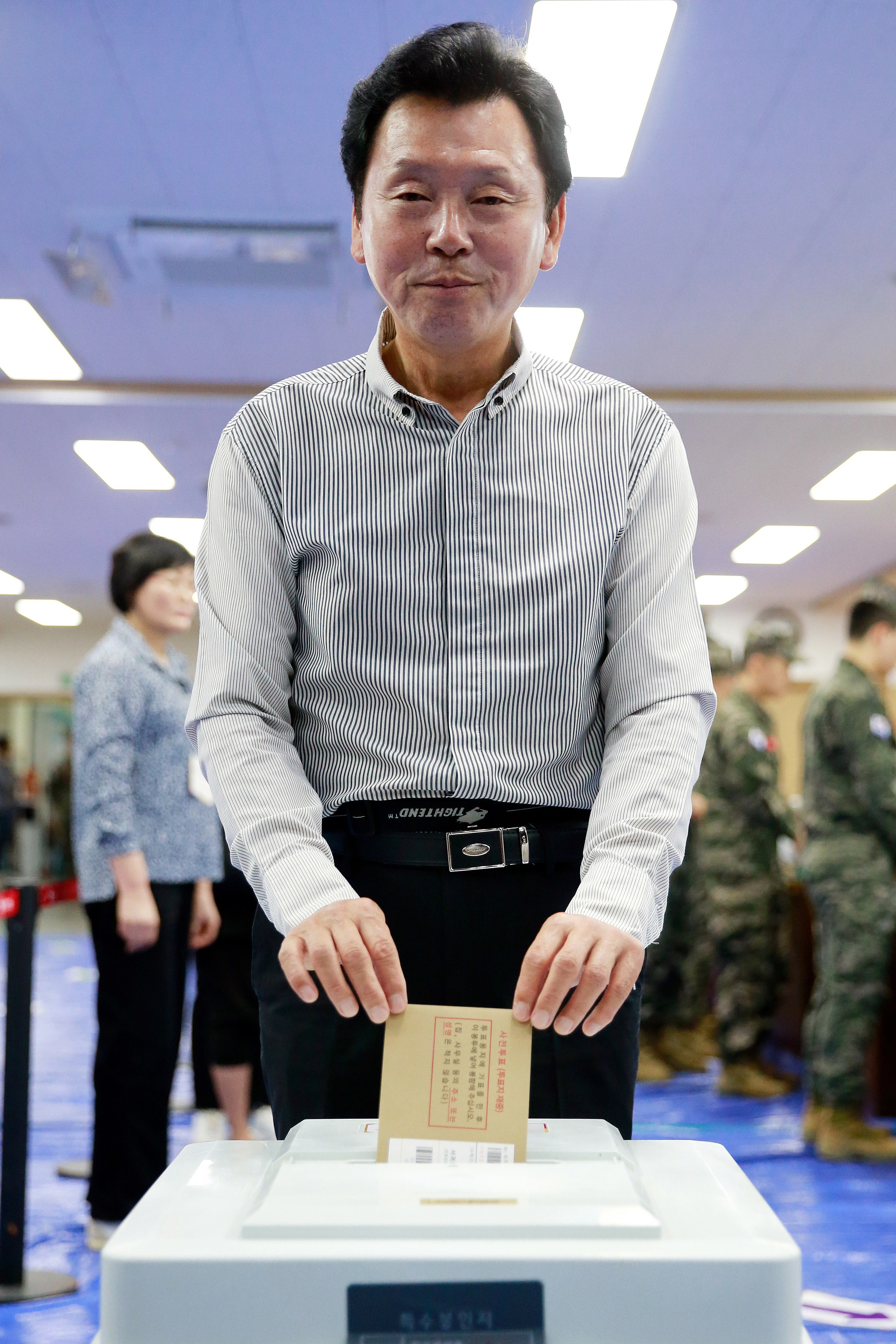 투표하는 양윤녕 무소속 제주도지사 후보  양윤녕 무소속 제주도지사 후보가 제9회 전국동시지방선거 사전투표 첫날인 29일 오전 제주도의회 의원회관 1층 대회의실에 마련된 제주시 연동 사전투표소에서 투표하고 있다. 뉴스1