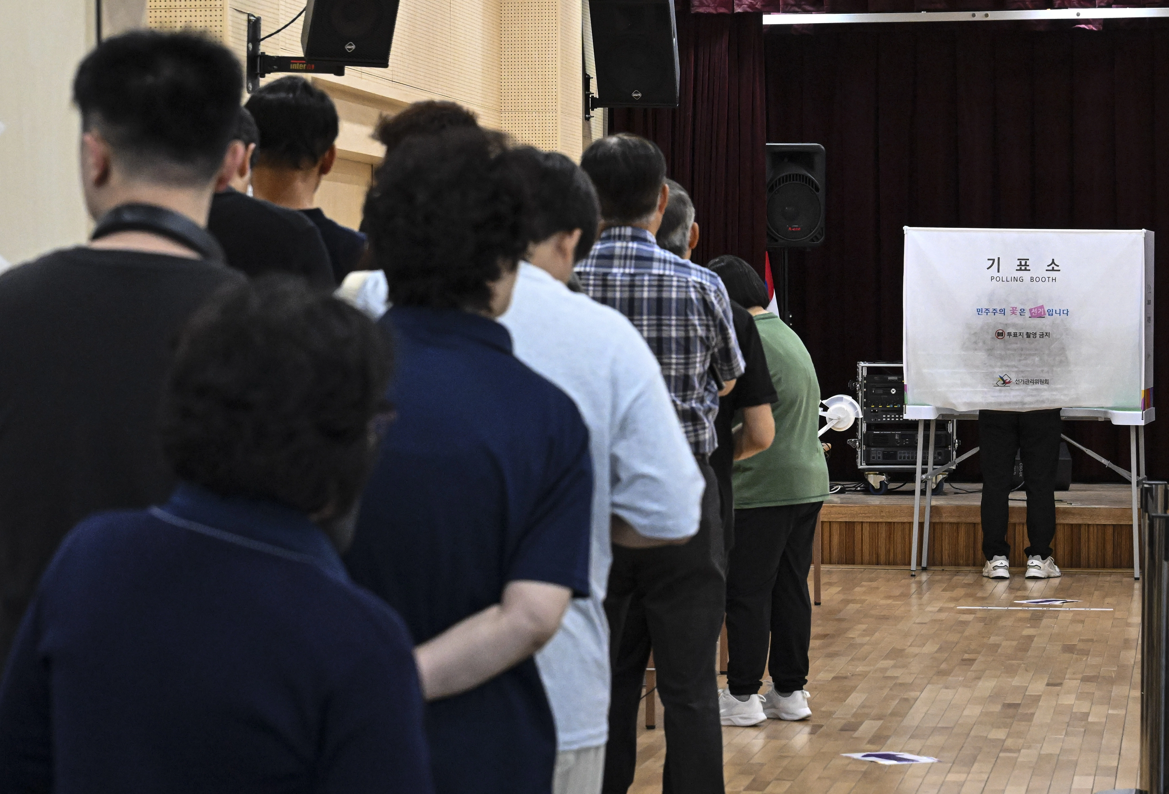 제9회 전국동시지방선거 사전투표 첫날인 29일 서울 종로구 종로1·2·3·4가동 주민센터에 마련된 사전투표소에서 유권자들이 대기하고 있다. 2026.5.29 이지훈 기자
