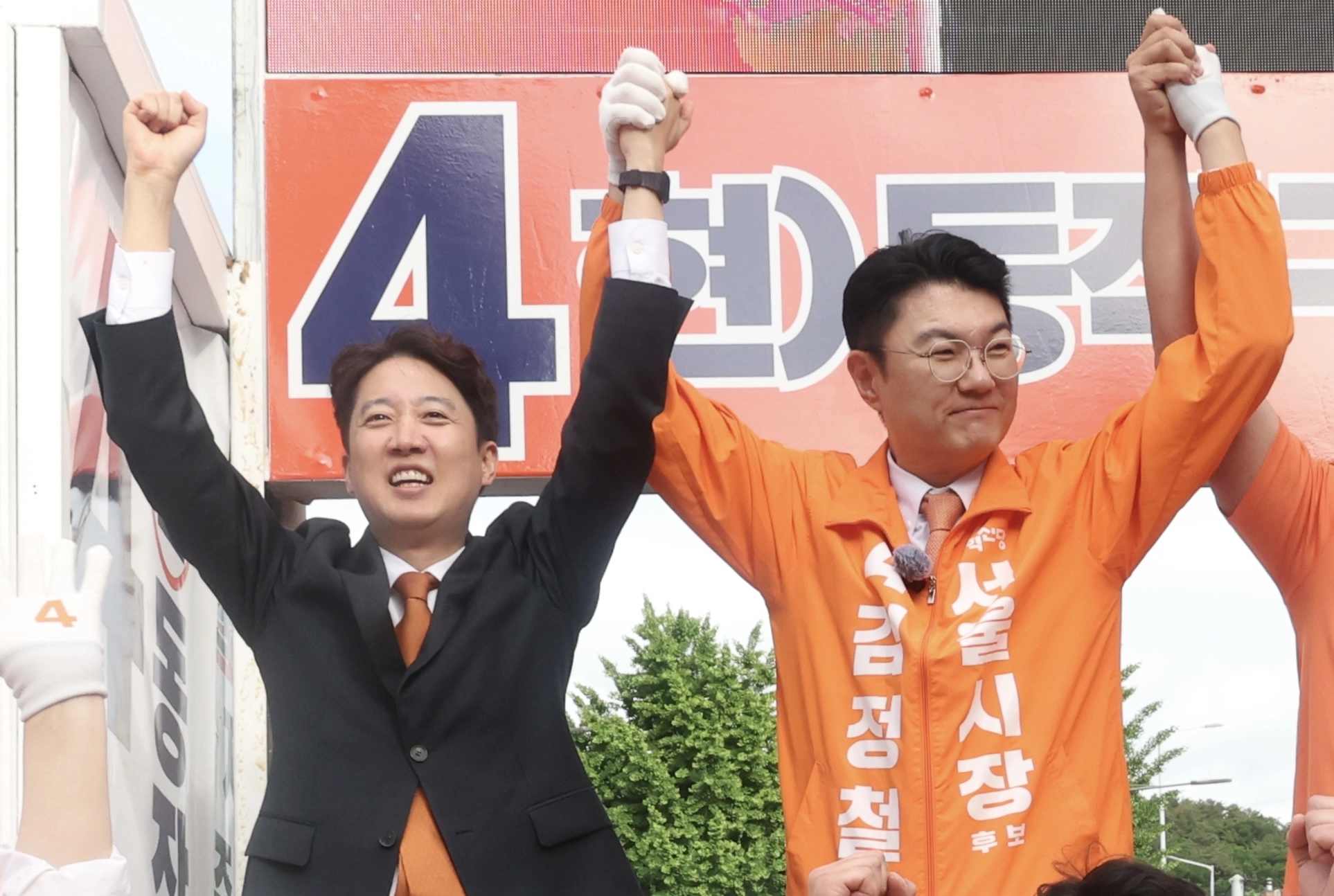 이준석 개혁신당 대표가 21일 오후 서울 동작구 사당역 인근에서 열린 김정철 서울시장 후보 출정식에서 김 후보와 손을 잡고 시민들에게 지지를 호소하고 있다. 뉴시스