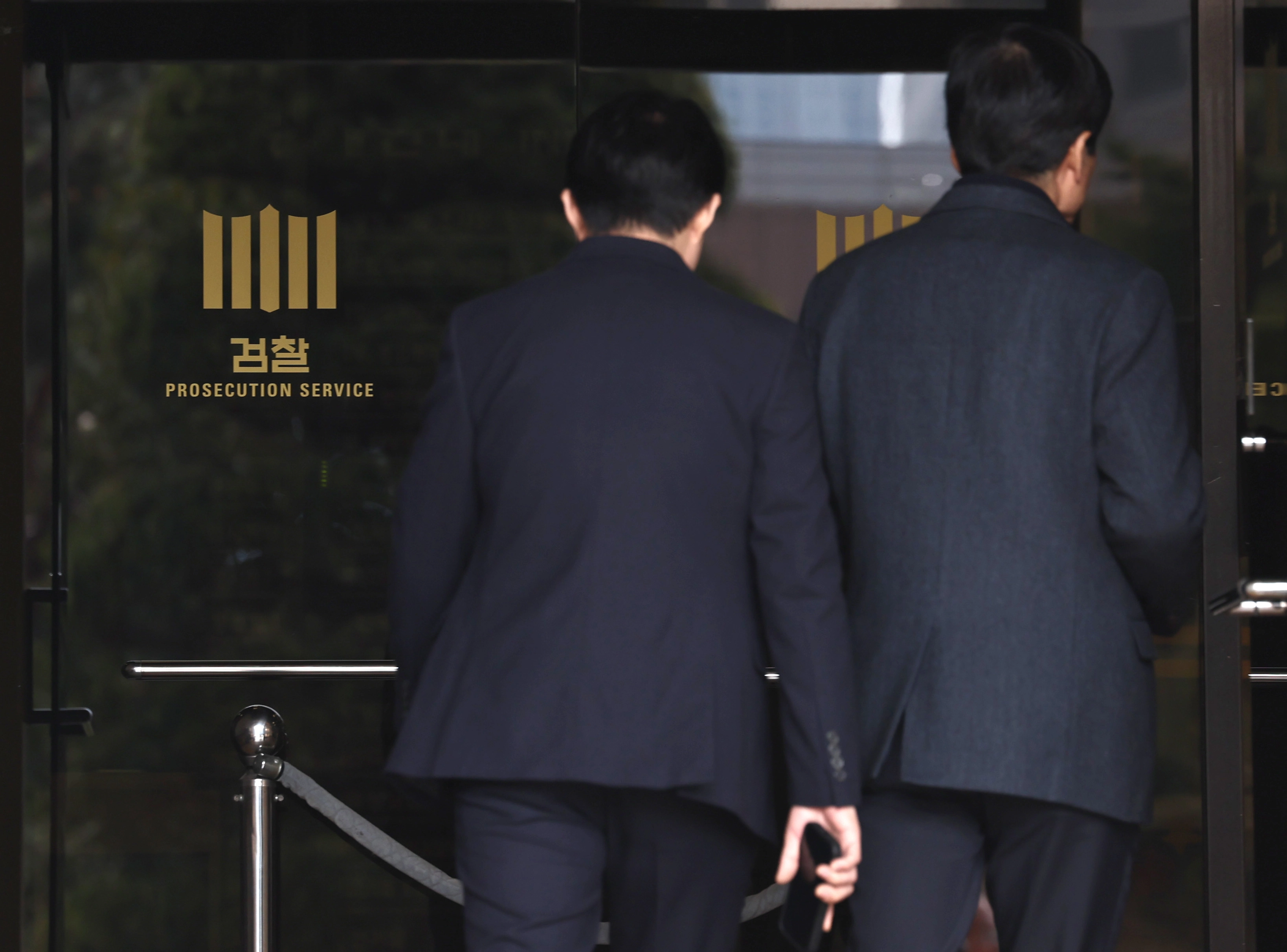 사진은 3월 23일 ‘도이치모터스 수사 무마 의혹’과 관련해 압수수색이 진행중인 서울중앙지검. 뉴스1