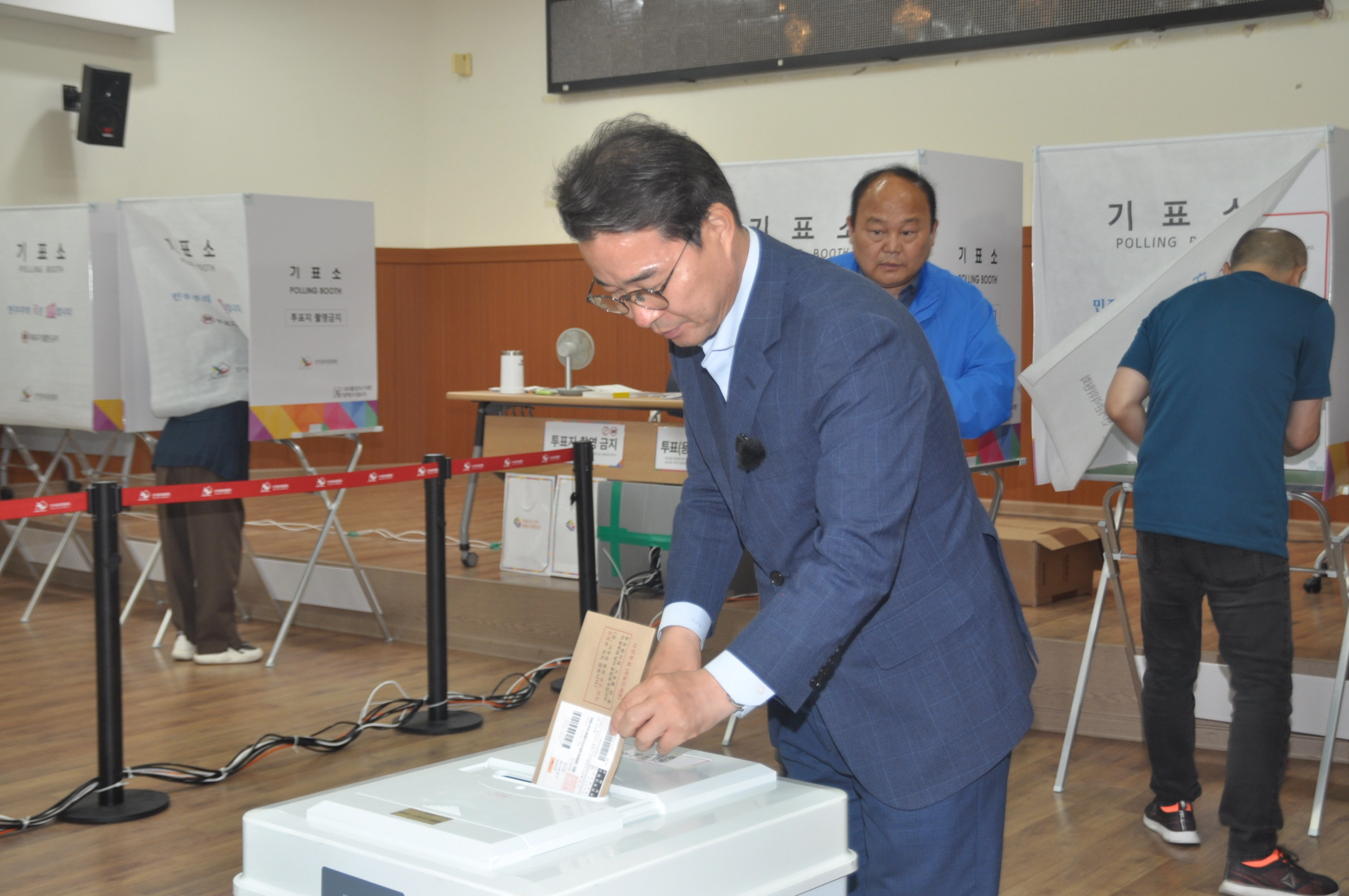 송순호 더불어민주당 경남 창원시장 후보가 제9회 전국동시지방선거 사전투표 첫날인 29일 오전 진해 웅동2동 행정복지센터에서 사전투표를 하고 있다. 2026.5.29. 뉴시스