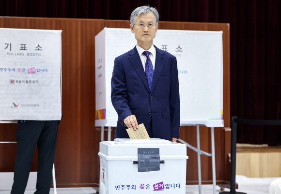 투표하는 조희대 대법원장